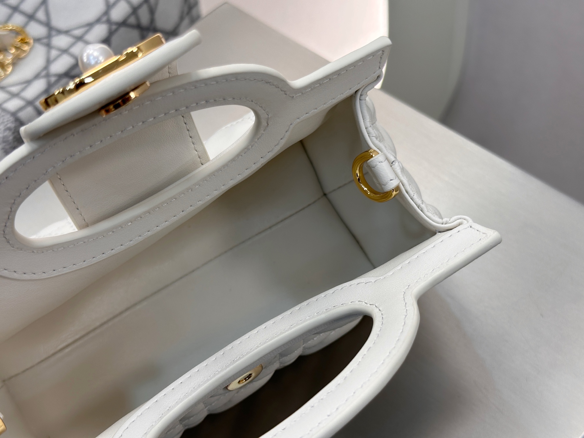 𝑫𝒊𝒐𝒓 𝑱𝒐𝒍𝒊𝒆 𝑻𝒐𝒑 𝑯𝒂𝒏𝒅𝒍𝒆迷你链条手袋❗️新款白金小羊皮革藤格纹🌟来咯❕采用进口原厂白色