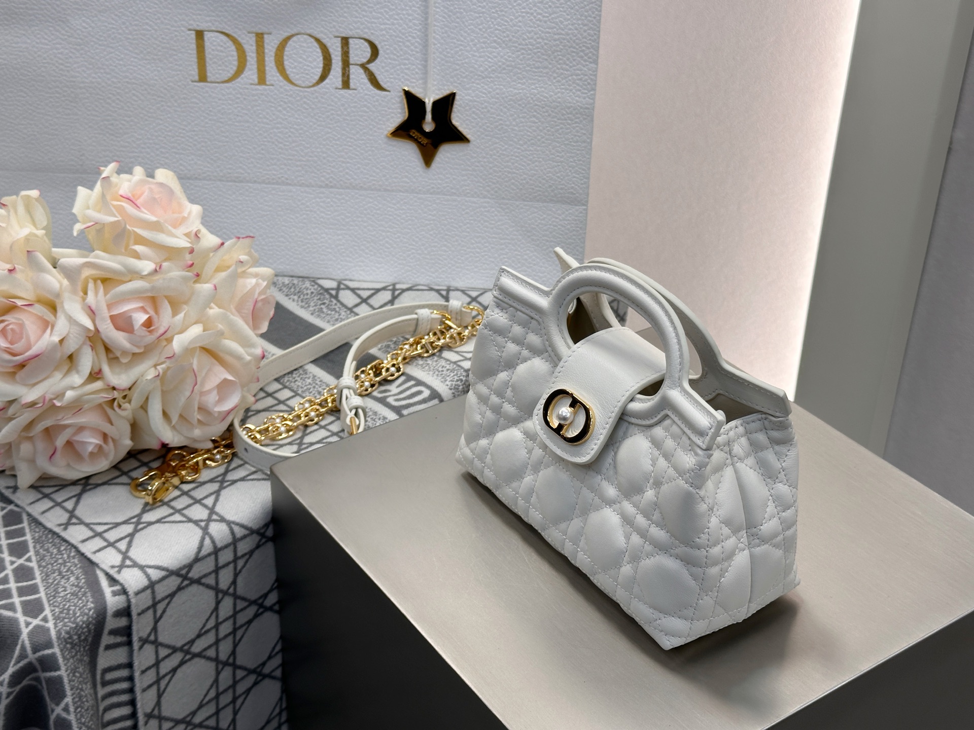 𝑫𝒊𝒐𝒓 𝑱𝒐𝒍𝒊𝒆 𝑻𝒐𝒑 𝑯𝒂𝒏𝒅𝒍𝒆迷你链条手袋❗️新款白金小羊皮革藤格纹🌟来咯❕采用进口原厂白色