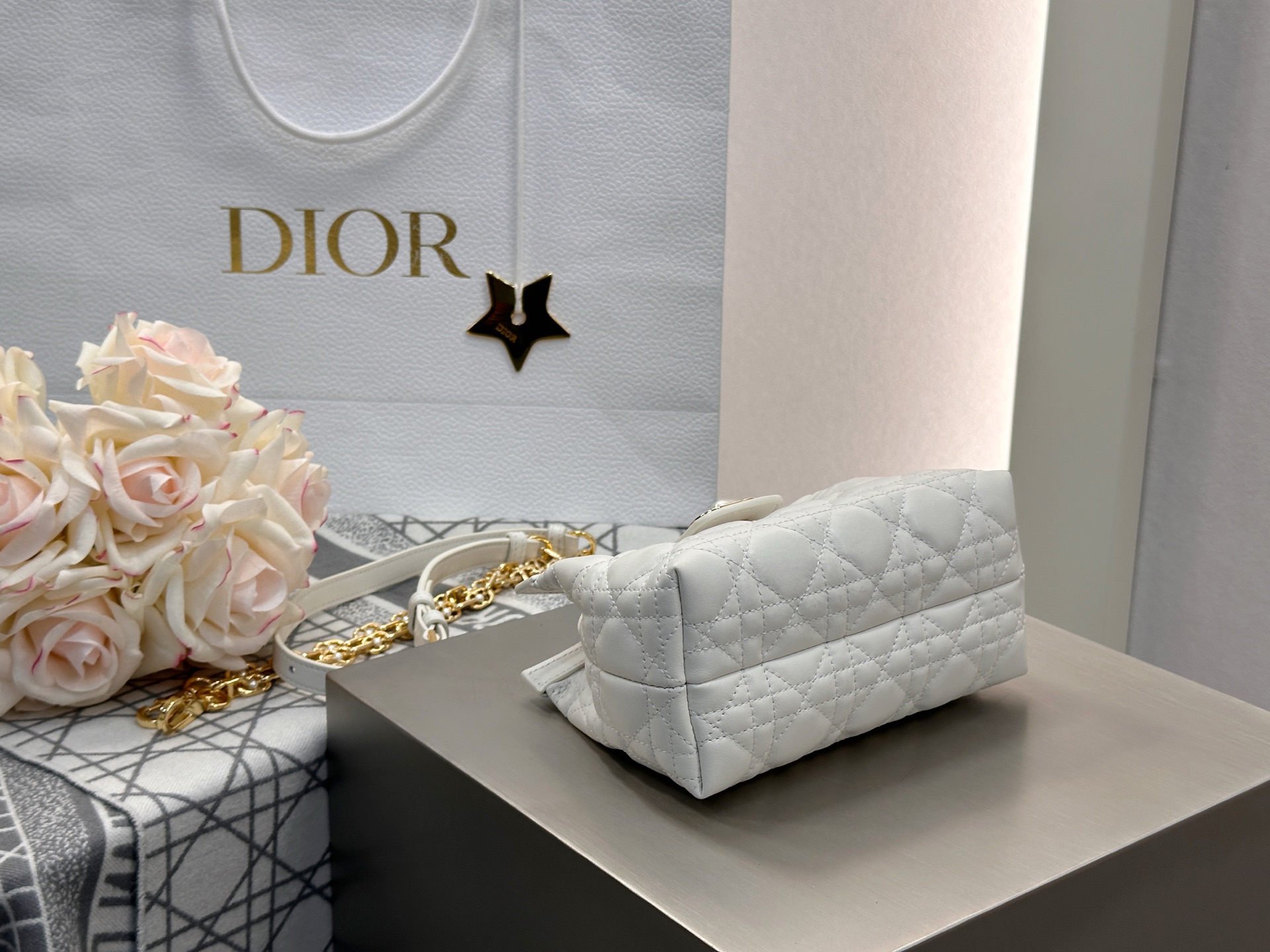 𝑫𝒊𝒐𝒓 𝑱𝒐𝒍𝒊𝒆 𝑻𝒐𝒑 𝑯𝒂𝒏𝒅𝒍𝒆迷你链条手袋❗️新款白金小羊皮革藤格纹🌟来咯❕采用进口原厂白色