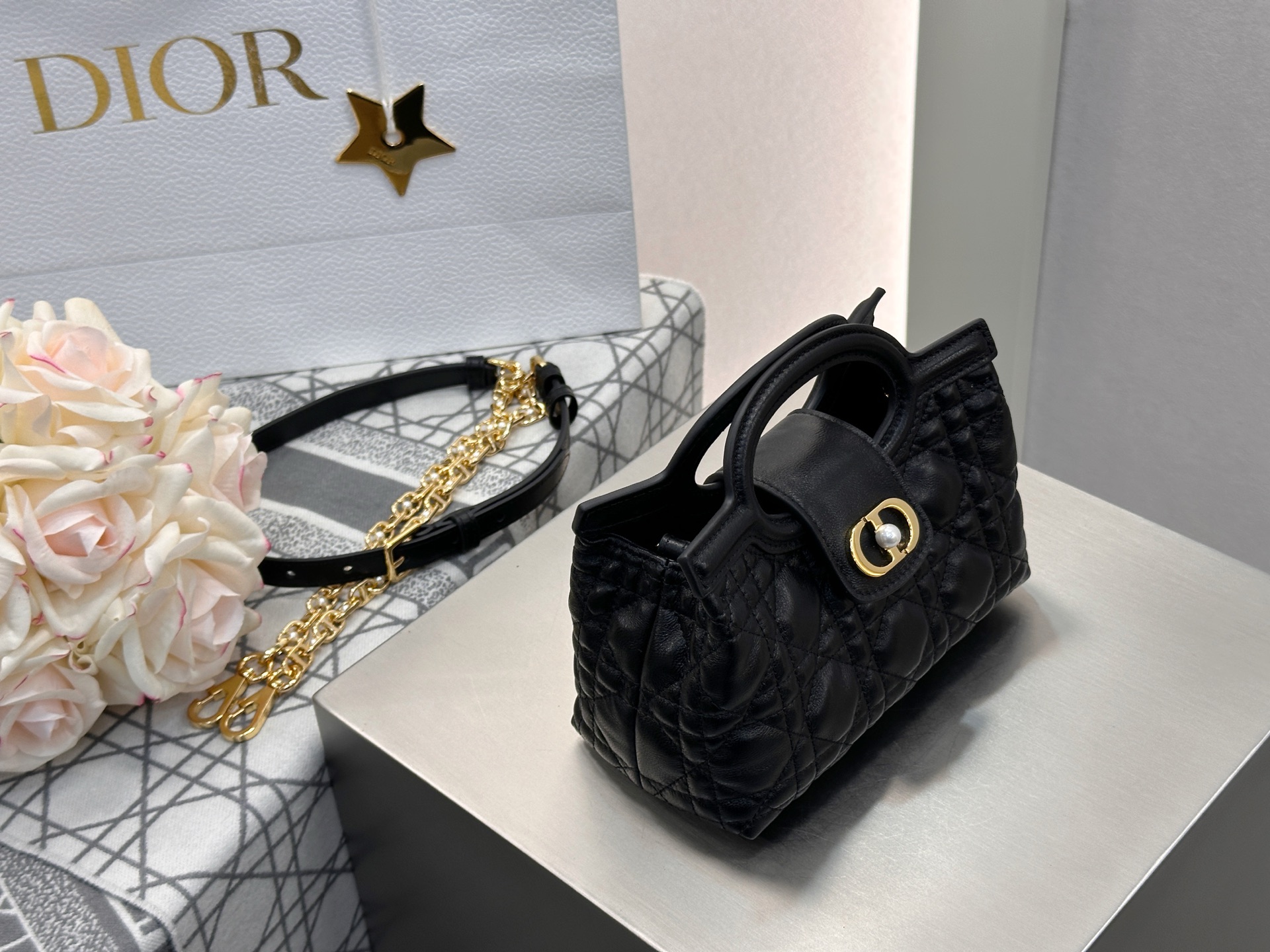 𝑫𝒊𝒐𝒓 𝑱𝒐𝒍𝒊𝒆 𝑻𝒐𝒑 𝑯𝒂𝒏𝒅𝒍𝒆迷你链条手袋❗️新款黑金小羊皮革藤格纹🌟来咯❕采用进口原厂黑色