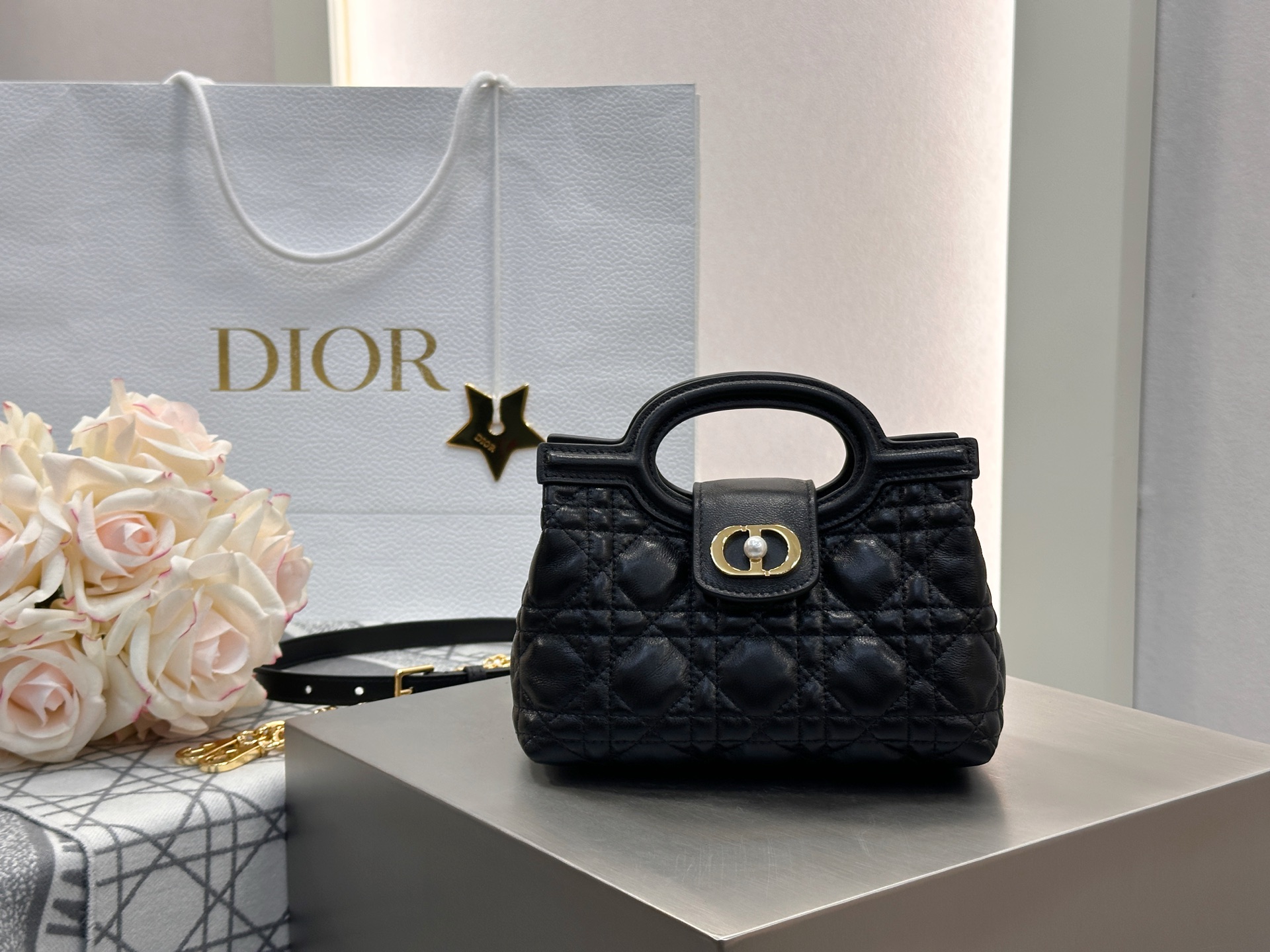 𝑫𝒊𝒐𝒓 𝑱𝒐𝒍𝒊𝒆 𝑻𝒐𝒑 𝑯𝒂𝒏𝒅𝒍𝒆迷你链条手袋❗️新款黑金小羊皮革藤格纹🌟来咯❕采用进口原厂黑色