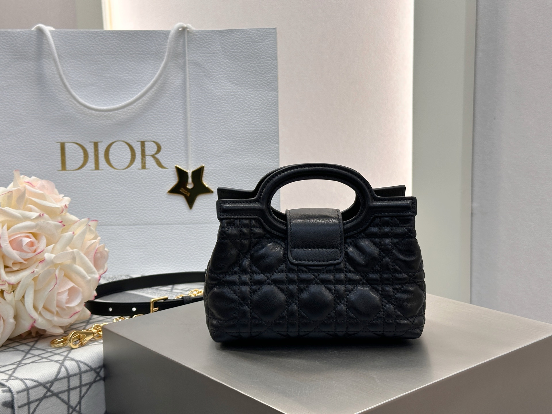 𝑫𝒊𝒐𝒓 𝑱𝒐𝒍𝒊𝒆 𝑻𝒐𝒑 𝑯𝒂𝒏𝒅𝒍𝒆迷你链条手袋❗️新款黑金小羊皮革藤格纹🌟来咯❕采用进口原厂黑色