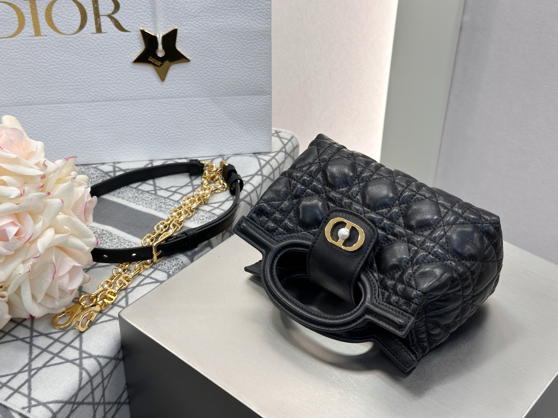 𝑫𝒊𝒐𝒓 𝑱𝒐𝒍𝒊𝒆 𝑻𝒐𝒑 𝑯𝒂𝒏𝒅𝒍𝒆迷你链条手袋❗️新款黑金小羊皮革藤格纹🌟来咯❕采用进口原厂黑色