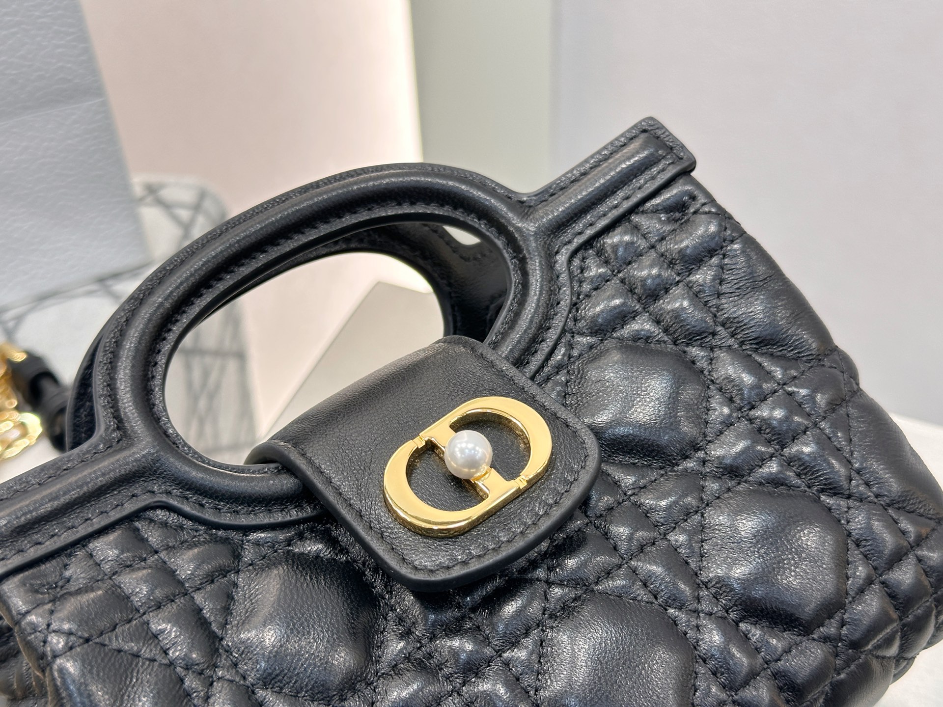 𝑫𝒊𝒐𝒓 𝑱𝒐𝒍𝒊𝒆 𝑻𝒐𝒑 𝑯𝒂𝒏𝒅𝒍𝒆迷你链条手袋❗️新款黑金小羊皮革藤格纹🌟来咯❕采用进口原厂黑色