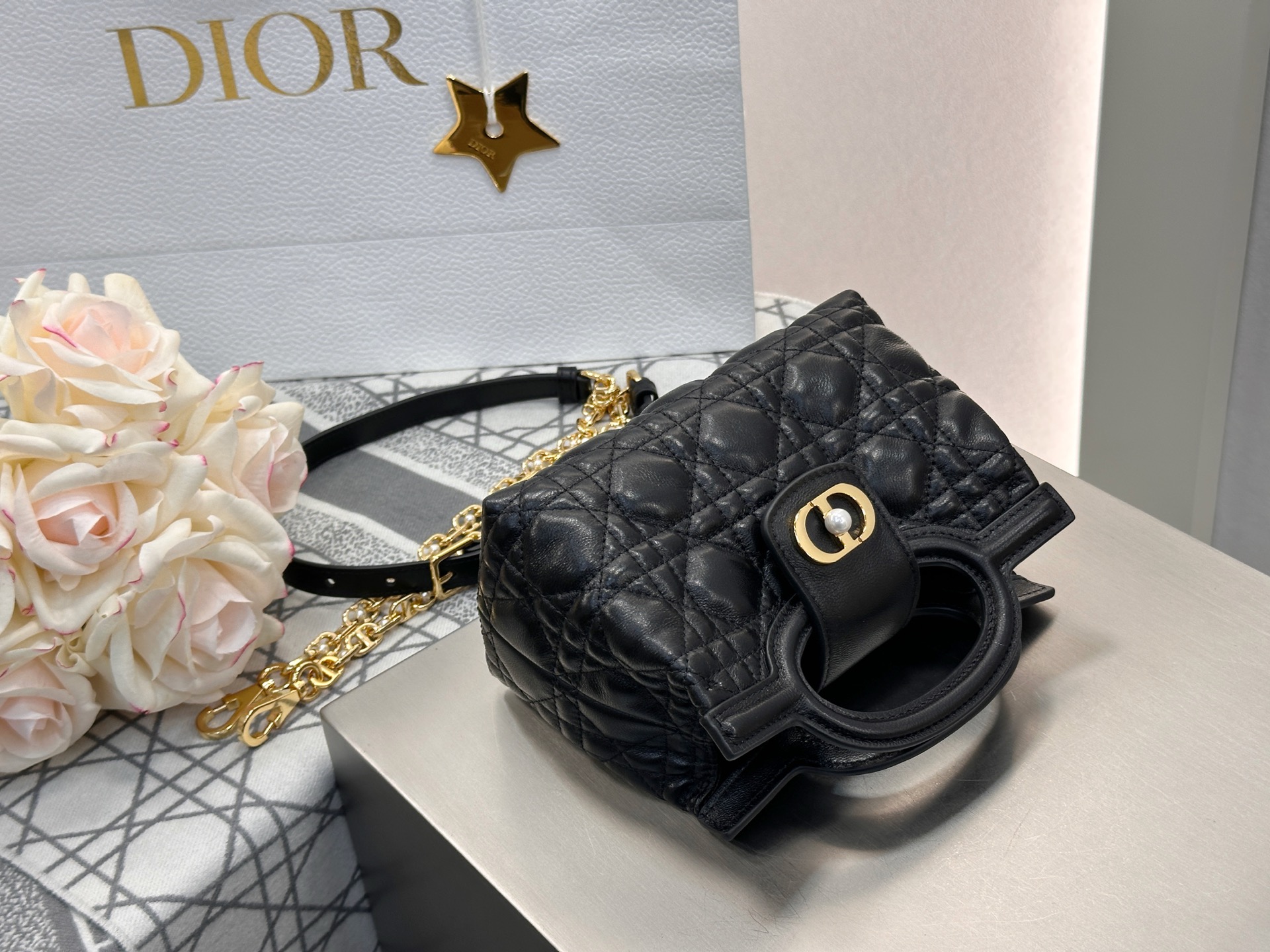 𝑫𝒊𝒐𝒓 𝑱𝒐𝒍𝒊𝒆 𝑻𝒐𝒑 𝑯𝒂𝒏𝒅𝒍𝒆迷你链条手袋❗️新款黑金小羊皮革藤格纹🌟来咯❕采用进口原厂黑色