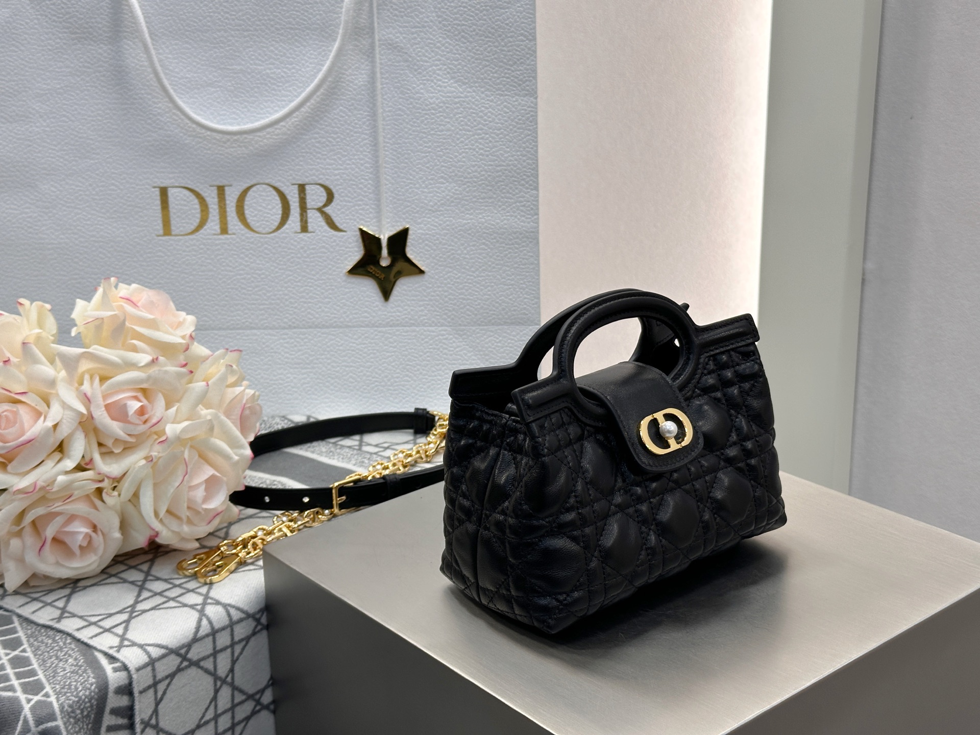 𝑫𝒊𝒐𝒓 𝑱𝒐𝒍𝒊𝒆 𝑻𝒐𝒑 𝑯𝒂𝒏𝒅𝒍𝒆迷你链条手袋❗️新款黑金小羊皮革藤格纹🌟来咯❕采用进口原厂黑色