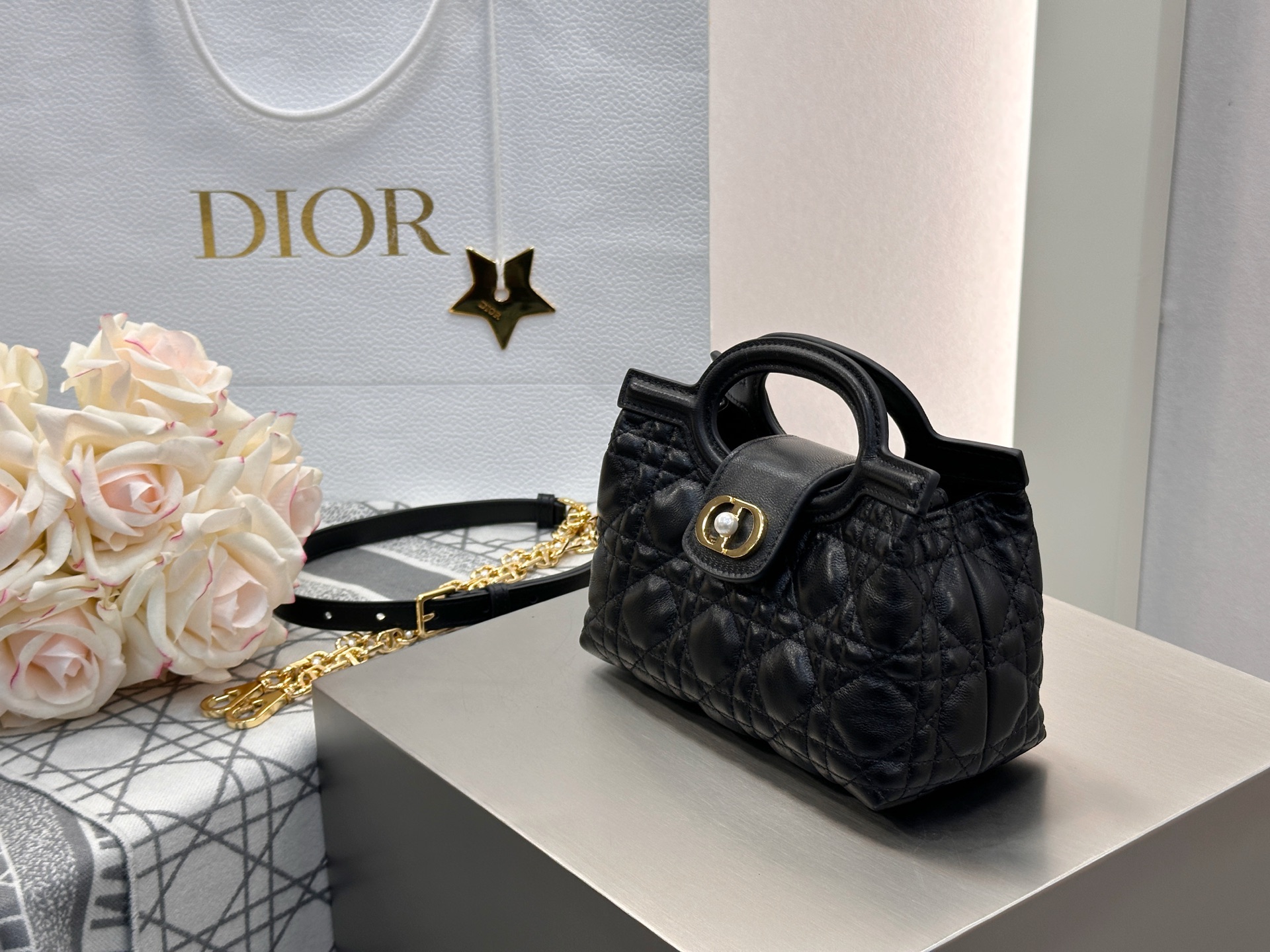 𝑫𝒊𝒐𝒓 𝑱𝒐𝒍𝒊𝒆 𝑻𝒐𝒑 𝑯𝒂𝒏𝒅𝒍𝒆迷你链条手袋❗️新款黑金小羊皮革藤格纹🌟来咯❕采用进口原厂黑色