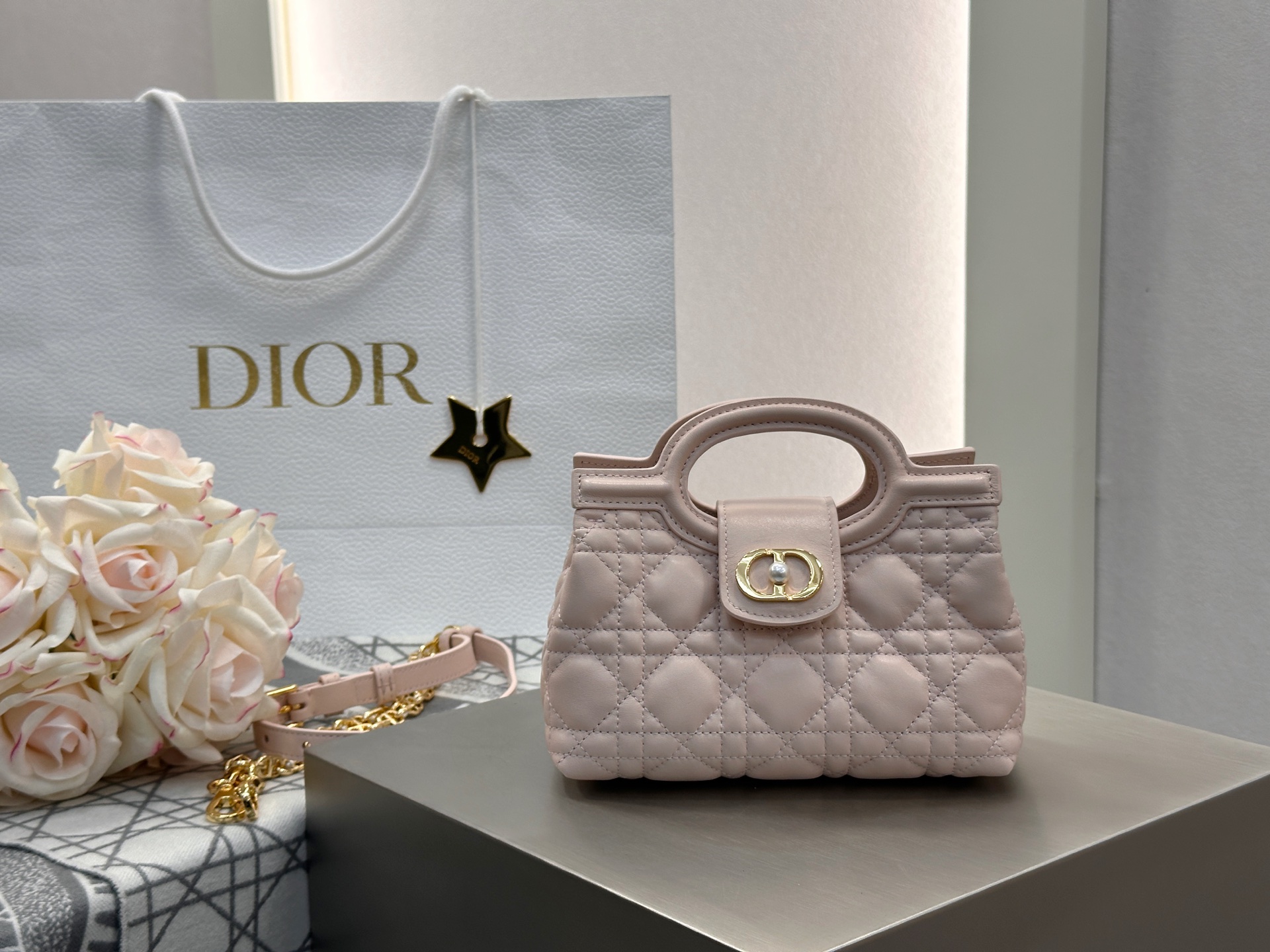 𝑫𝒊𝒐𝒓 𝑱𝒐𝒍𝒊𝒆 𝑻𝒐𝒑 𝑯𝒂𝒏𝒅𝒍𝒆迷你链条手袋❗️新款粉色小羊皮革藤格纹🌟来咯❕采用进口原厂粉色