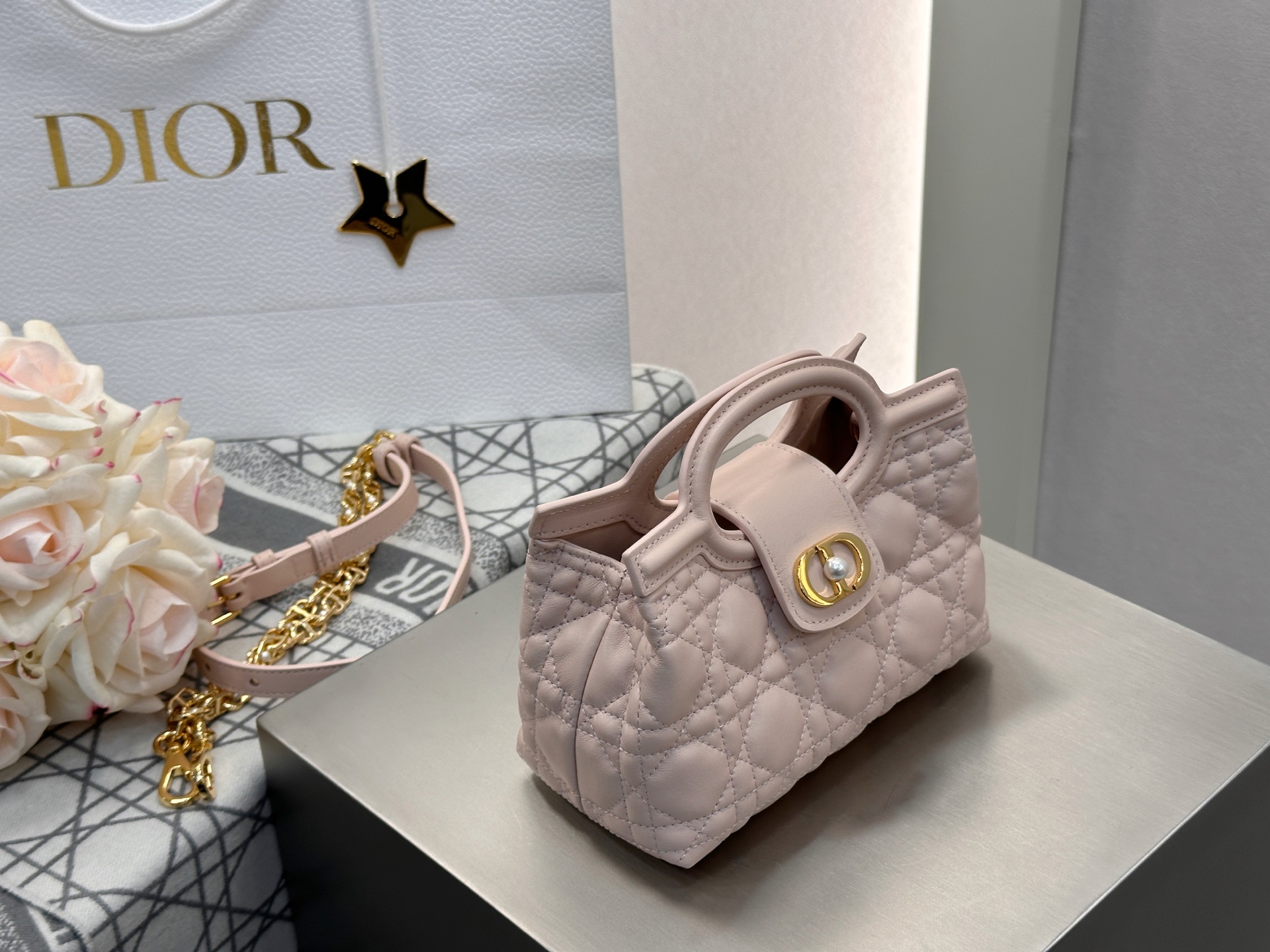 𝑫𝒊𝒐𝒓 𝑱𝒐𝒍𝒊𝒆 𝑻𝒐𝒑 𝑯𝒂𝒏𝒅𝒍𝒆迷你链条手袋❗️新款粉色小羊皮革藤格纹🌟来咯❕采用进口原厂粉色