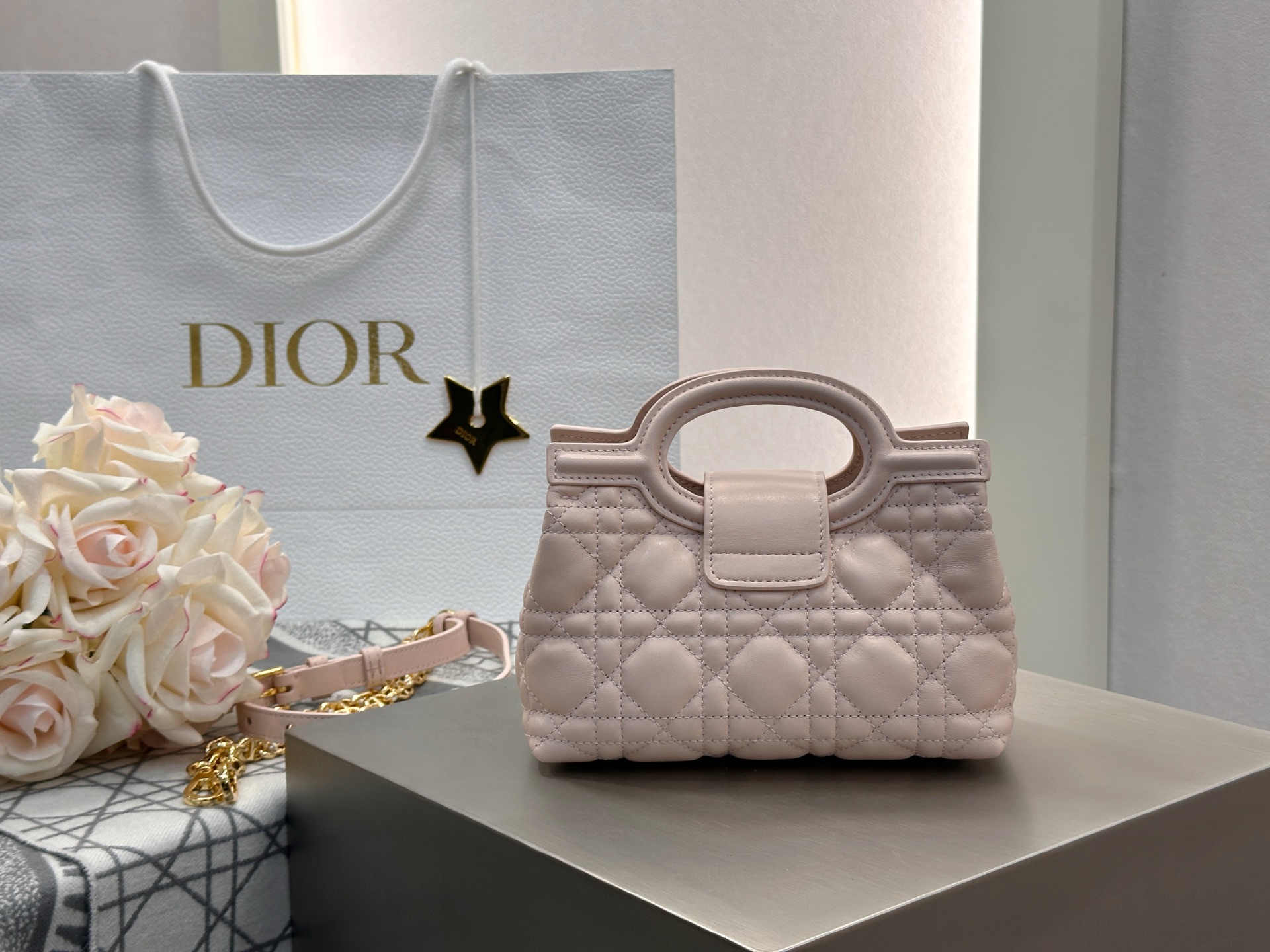 𝑫𝒊𝒐𝒓 𝑱𝒐𝒍𝒊𝒆 𝑻𝒐𝒑 𝑯𝒂𝒏𝒅𝒍𝒆迷你链条手袋❗️新款粉色小羊皮革藤格纹🌟来咯❕采用进口原厂粉色