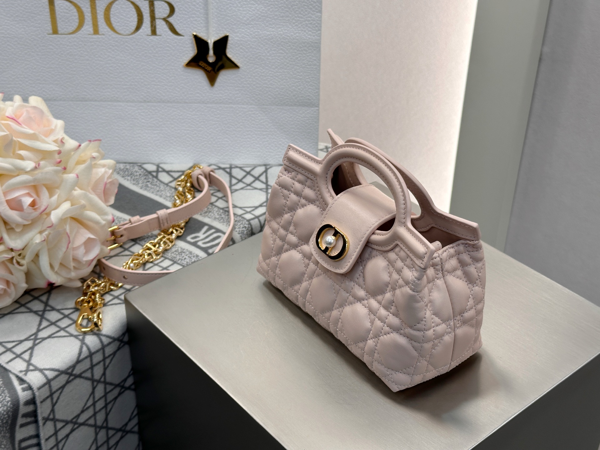 𝑫𝒊𝒐𝒓 𝑱𝒐𝒍𝒊𝒆 𝑻𝒐𝒑 𝑯𝒂𝒏𝒅𝒍𝒆迷你链条手袋❗️新款粉色小羊皮革藤格纹🌟来咯❕采用进口原厂粉色