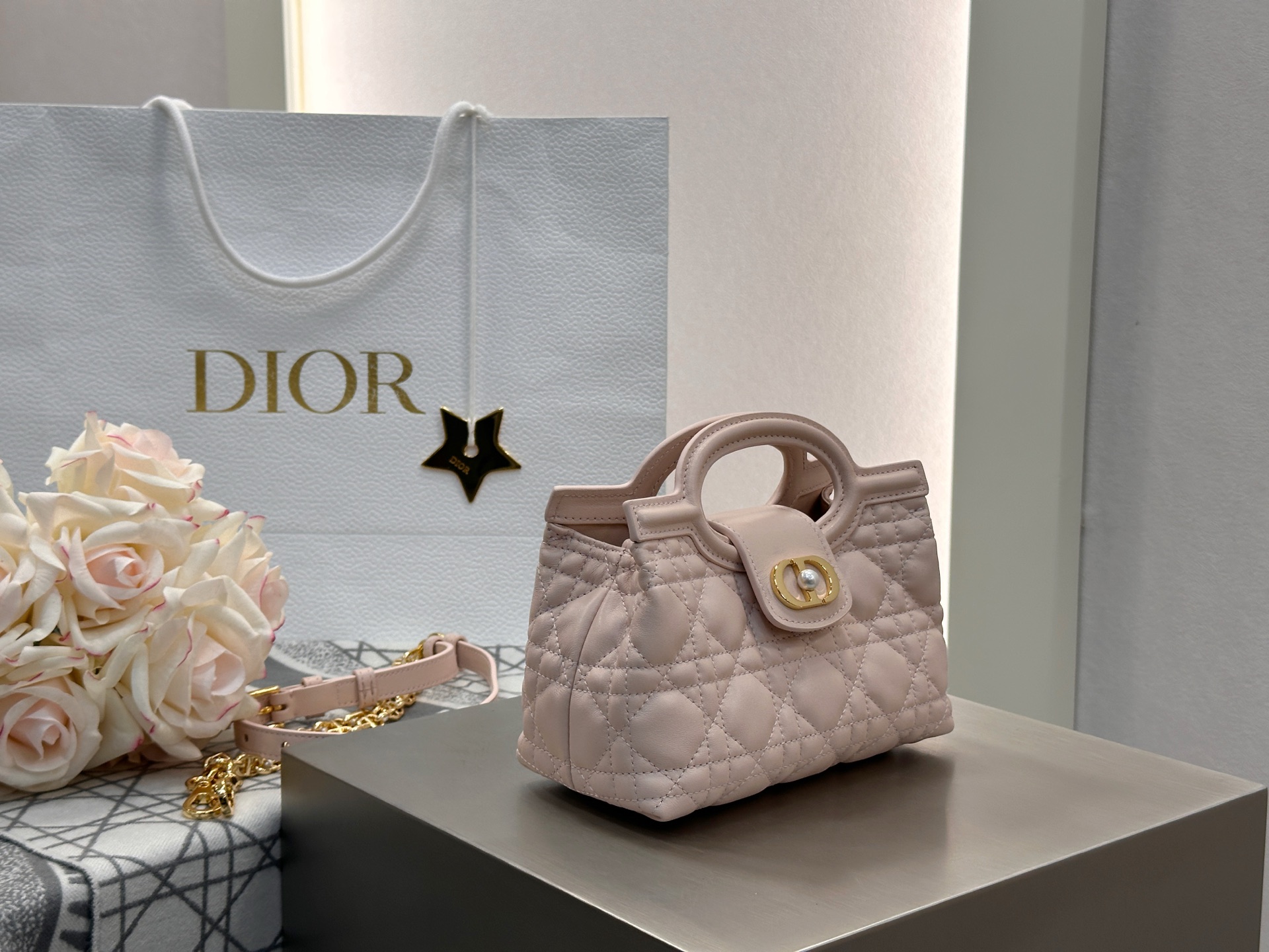 𝑫𝒊𝒐𝒓 𝑱𝒐𝒍𝒊𝒆 𝑻𝒐𝒑 𝑯𝒂𝒏𝒅𝒍𝒆迷你链条手袋❗️新款粉色小羊皮革藤格纹🌟来咯❕采用进口原厂粉色