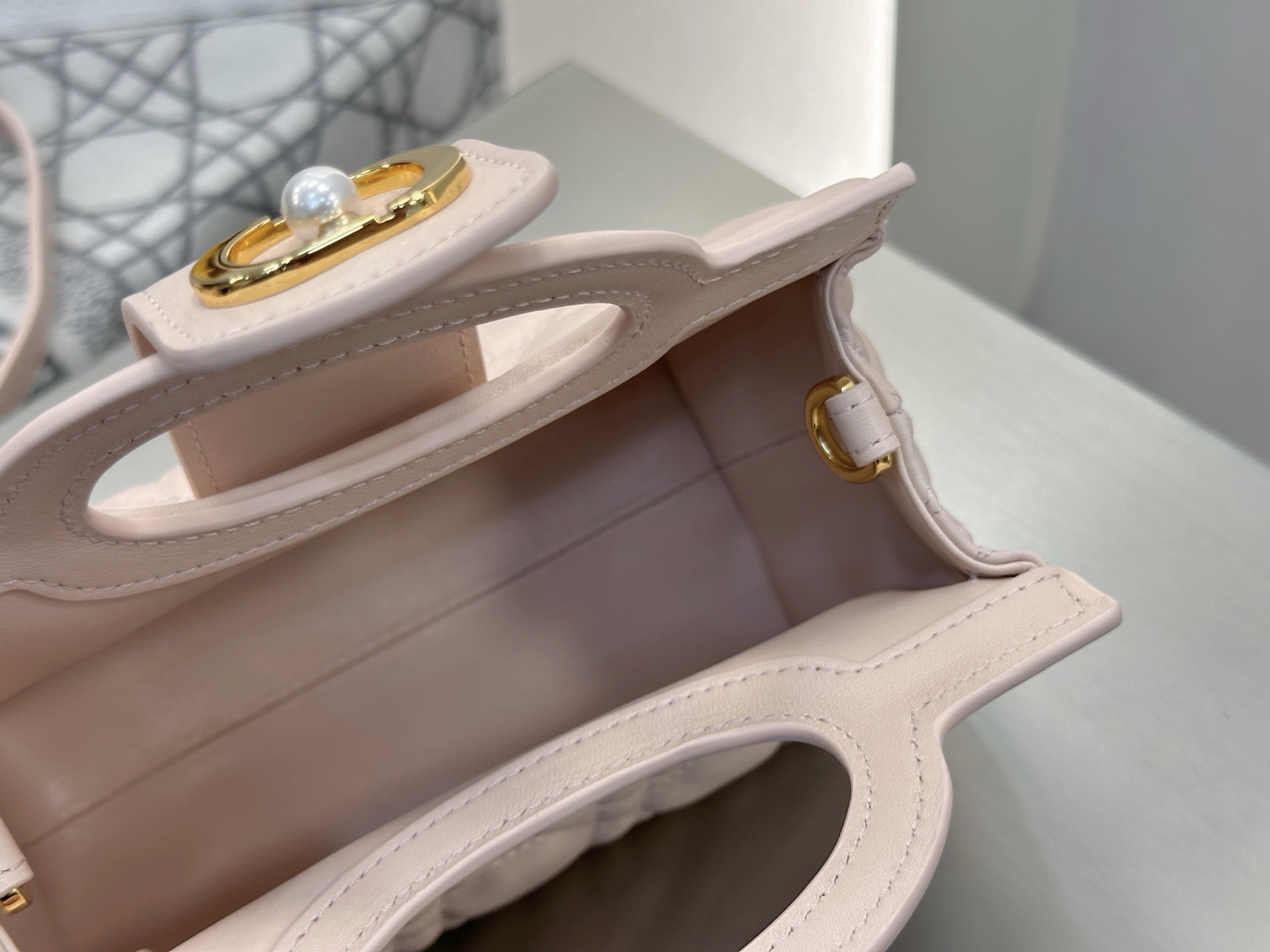 𝑫𝒊𝒐𝒓 𝑱𝒐𝒍𝒊𝒆 𝑻𝒐𝒑 𝑯𝒂𝒏𝒅𝒍𝒆迷你链条手袋❗️新款粉色小羊皮革藤格纹🌟来咯❕采用进口原厂粉色