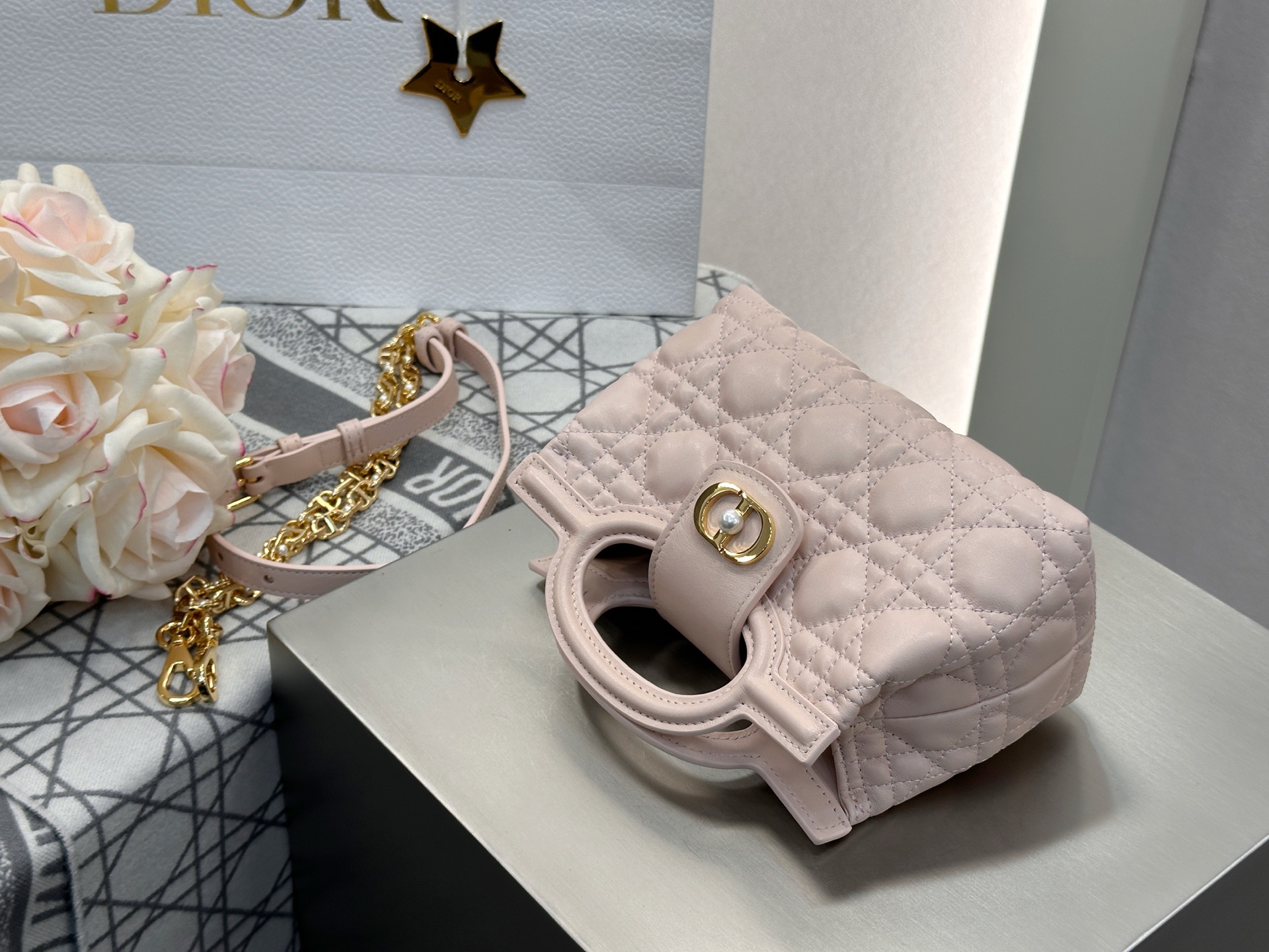 𝑫𝒊𝒐𝒓 𝑱𝒐𝒍𝒊𝒆 𝑻𝒐𝒑 𝑯𝒂𝒏𝒅𝒍𝒆迷你链条手袋❗️新款粉色小羊皮革藤格纹🌟来咯❕采用进口原厂粉色