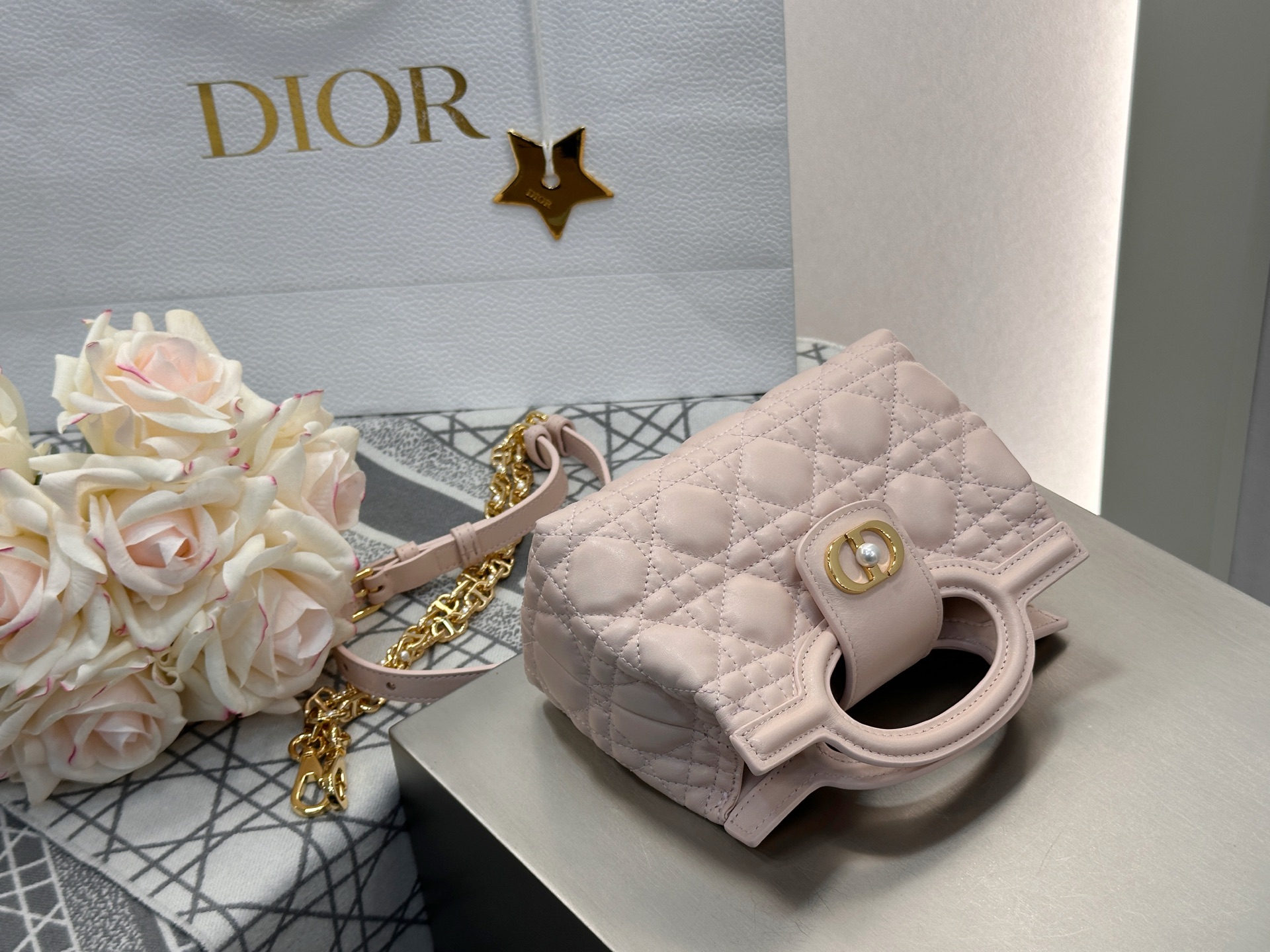 𝑫𝒊𝒐𝒓 𝑱𝒐𝒍𝒊𝒆 𝑻𝒐𝒑 𝑯𝒂𝒏𝒅𝒍𝒆迷你链条手袋❗️新款粉色小羊皮革藤格纹🌟来咯❕采用进口原厂粉色