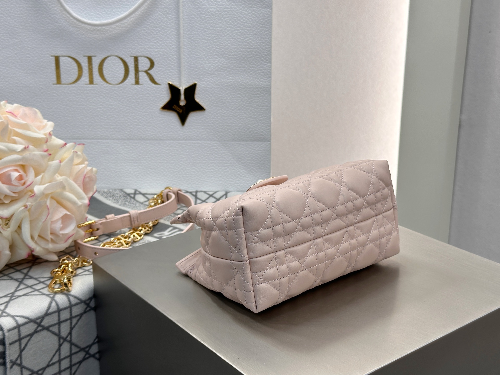 𝑫𝒊𝒐𝒓 𝑱𝒐𝒍𝒊𝒆 𝑻𝒐𝒑 𝑯𝒂𝒏𝒅𝒍𝒆迷你链条手袋❗️新款粉色小羊皮革藤格纹🌟来咯❕采用进口原厂粉色