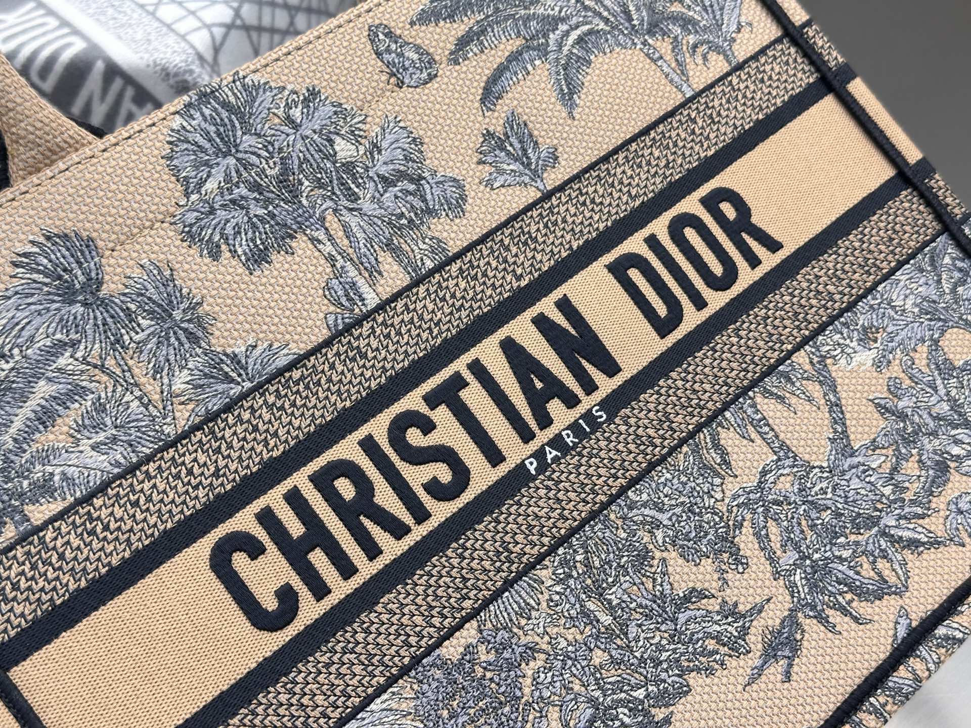 𝗗𝗶𝗼𝗿𝐢𝐯𝐢𝐞𝐫𝐚 𝗕𝗼𝗼𝗸 𝗧𝗼𝘁𝗲 中号托特❗最新款的𝐵𝑜𝑜𝑘 𝑡𝑜𝑡𝑒首发！！杏色椰子树🌴托特中