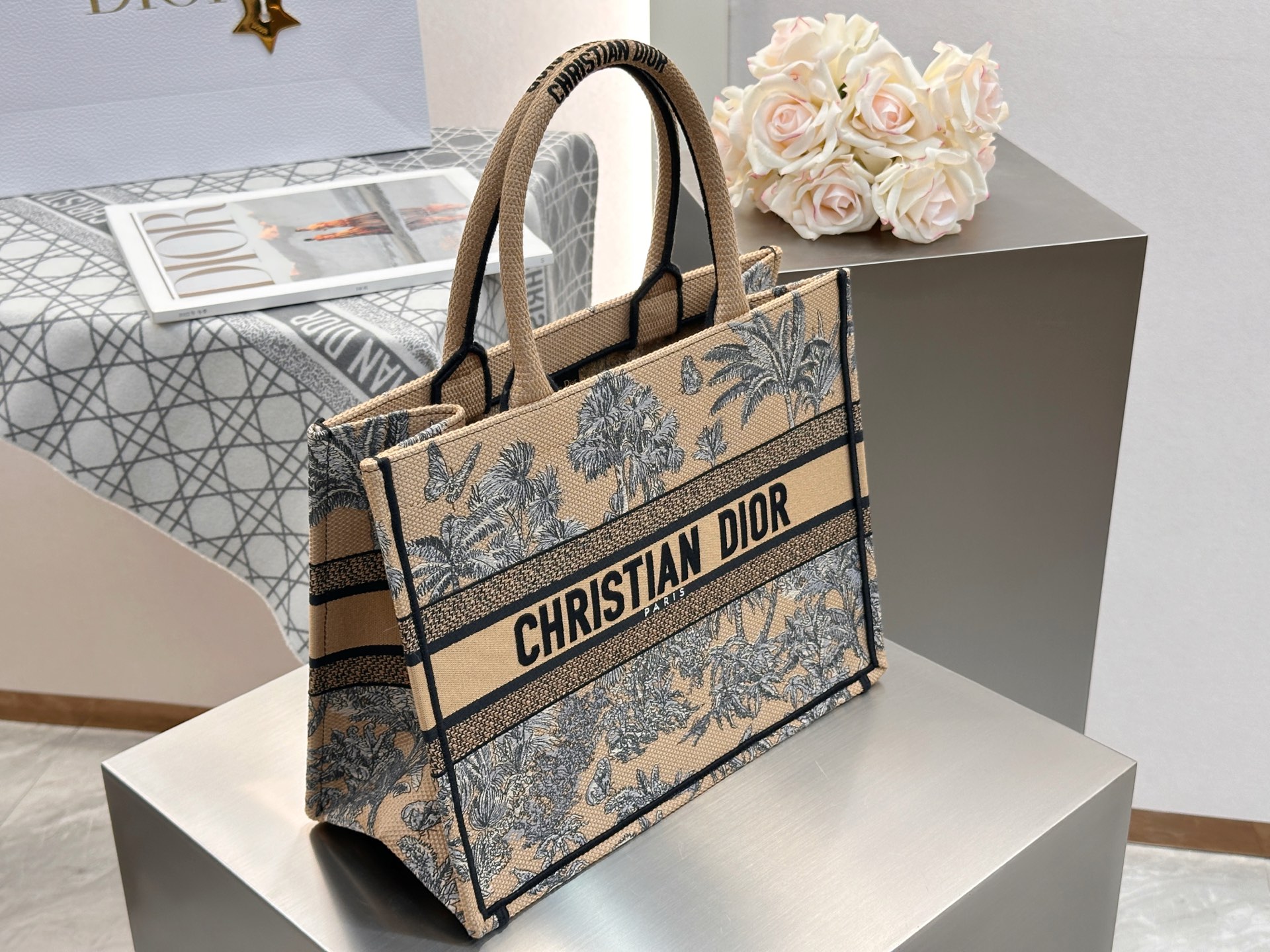 𝗗𝗶𝗼𝗿𝐢𝐯𝐢𝐞𝐫𝐚 𝗕𝗼𝗼𝗸 𝗧𝗼𝘁𝗲 中号托特❗最新款的𝐵𝑜𝑜𝑘 𝑡𝑜𝑡𝑒首发！！杏色椰子树🌴托特中