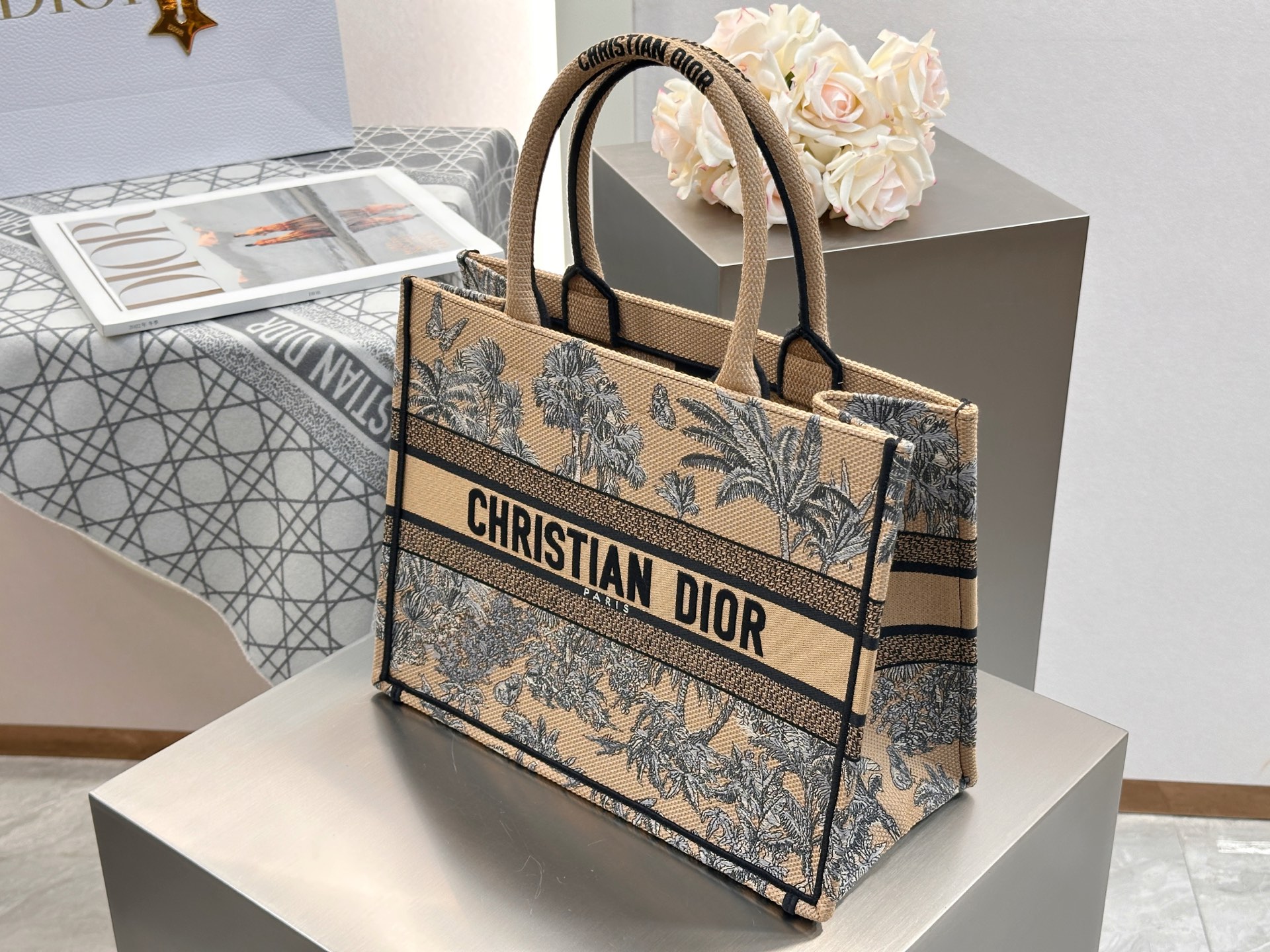 𝗗𝗶𝗼𝗿𝐢𝐯𝐢𝐞𝐫𝐚 𝗕𝗼𝗼𝗸 𝗧𝗼𝘁𝗲 中号托特❗最新款的𝐵𝑜𝑜𝑘 𝑡𝑜𝑡𝑒首发！！杏色椰子树🌴托特中