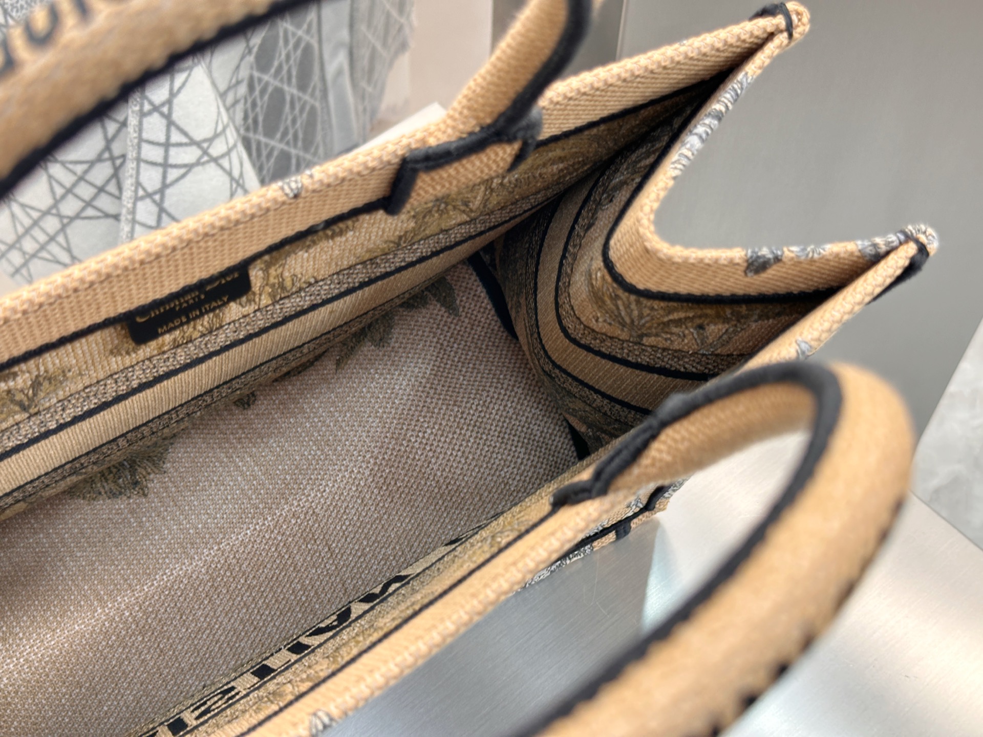 𝗗𝗶𝗼𝗿𝐢𝐯𝐢𝐞𝐫𝐚 𝗕𝗼𝗼𝗸 𝗧𝗼𝘁𝗲 中号托特❗最新款的𝐵𝑜𝑜𝑘 𝑡𝑜𝑡𝑒首发！！杏色椰子树🌴托特中