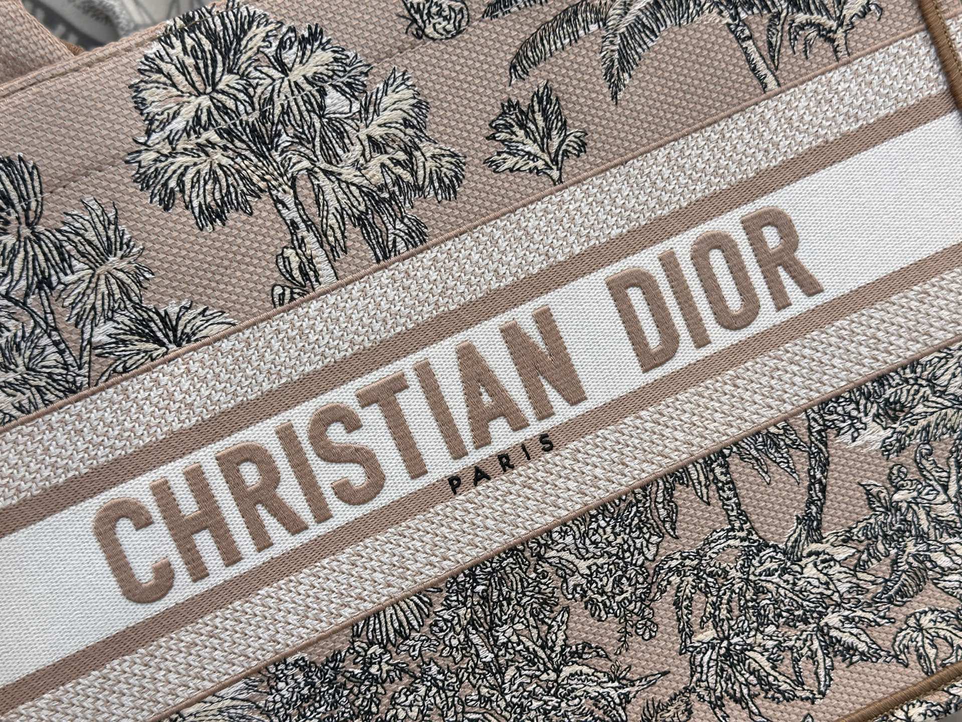 𝗗𝗶𝗼𝗿𝐢𝐯𝐢𝐞𝐫𝐚 𝗕𝗼𝗼𝗸 𝗧𝗼𝘁𝗲 中号托特❗最新款的𝐵𝑜𝑜𝑘 𝑡𝑜𝑡𝑒首发！！奶茶色椰子树🌴托特