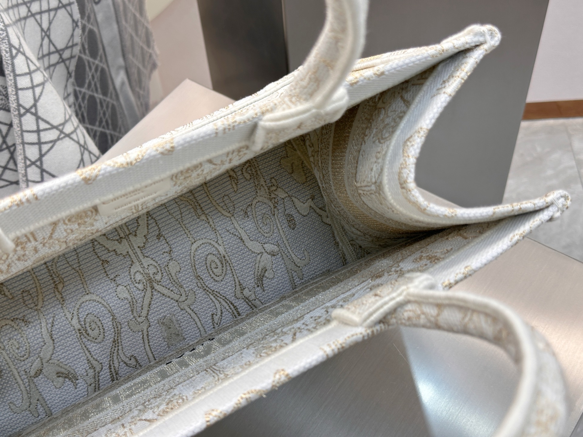 𝗗𝗶𝗼𝗿 𝗕𝗼𝗼𝗸 𝗧𝗼𝘁𝗲 中号托特❗最新款的𝐵𝑜𝑜𝑘 𝑡𝑜𝑡𝑒首发！！金色星星白金现货🔥美惨了！星光