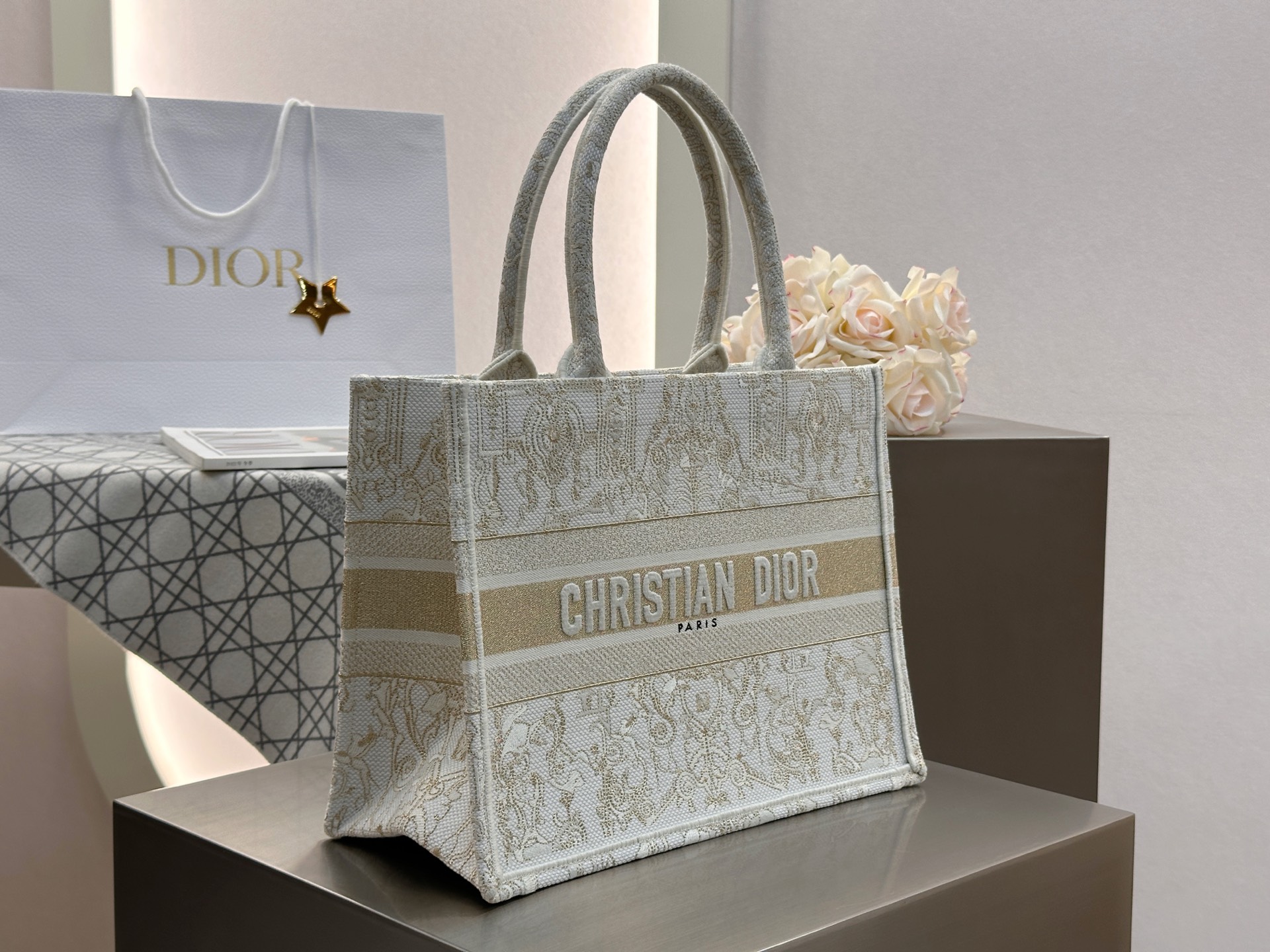 𝗗𝗶𝗼𝗿 𝗕𝗼𝗼𝗸 𝗧𝗼𝘁𝗲 中号托特❗最新款的𝐵𝑜𝑜𝑘 𝑡𝑜𝑡𝑒首发！！金色星星白金现货🔥美惨了！星光