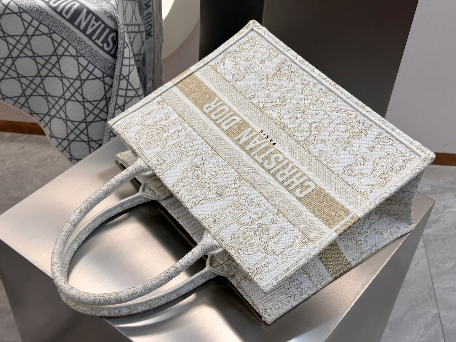 𝗗𝗶𝗼𝗿 𝗕𝗼𝗼𝗸 𝗧𝗼𝘁𝗲 中号托特❗最新款的𝐵𝑜𝑜𝑘 𝑡𝑜𝑡𝑒首发！！金色星星白金现货🔥美惨了！星光