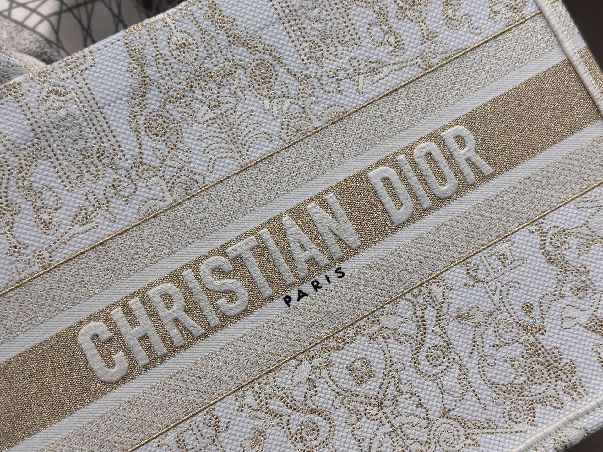 𝗗𝗶𝗼𝗿 𝗕𝗼𝗼𝗸 𝗧𝗼𝘁𝗲 中号托特❗最新款的𝐵𝑜𝑜𝑘 𝑡𝑜𝑡𝑒首发！！金色星星白金现货🔥美惨了！星光