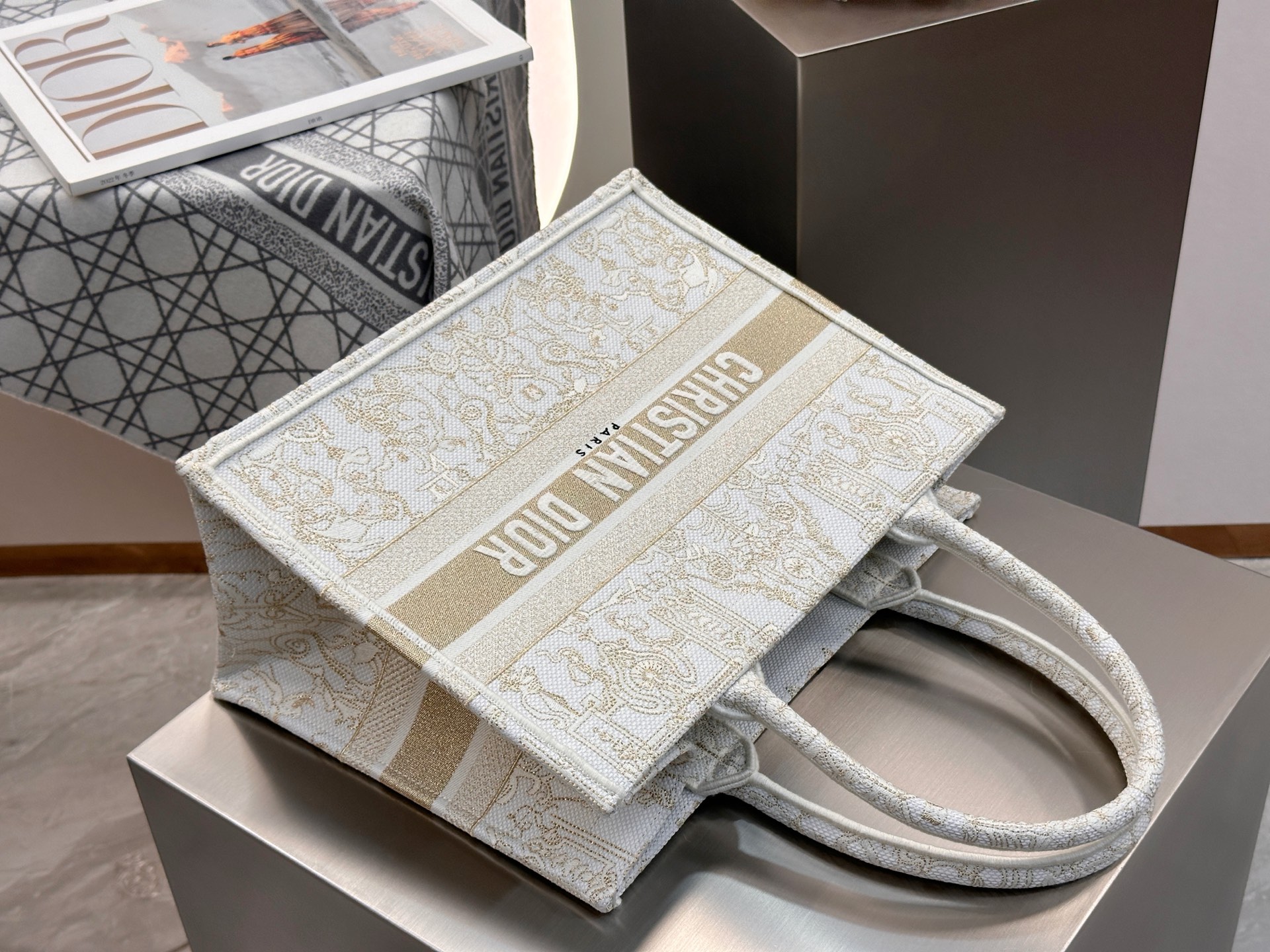 𝗗𝗶𝗼𝗿 𝗕𝗼𝗼𝗸 𝗧𝗼𝘁𝗲 中号托特❗最新款的𝐵𝑜𝑜𝑘 𝑡𝑜𝑡𝑒首发！！金色星星白金现货🔥美惨了！星光