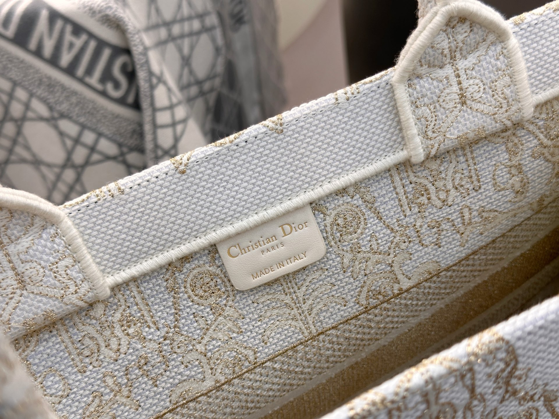 𝗗𝗶𝗼𝗿 𝗕𝗼𝗼𝗸 𝗧𝗼𝘁𝗲 中号托特❗最新款的𝐵𝑜𝑜𝑘 𝑡𝑜𝑡𝑒首发！！金色星星白金现货🔥美惨了！星光