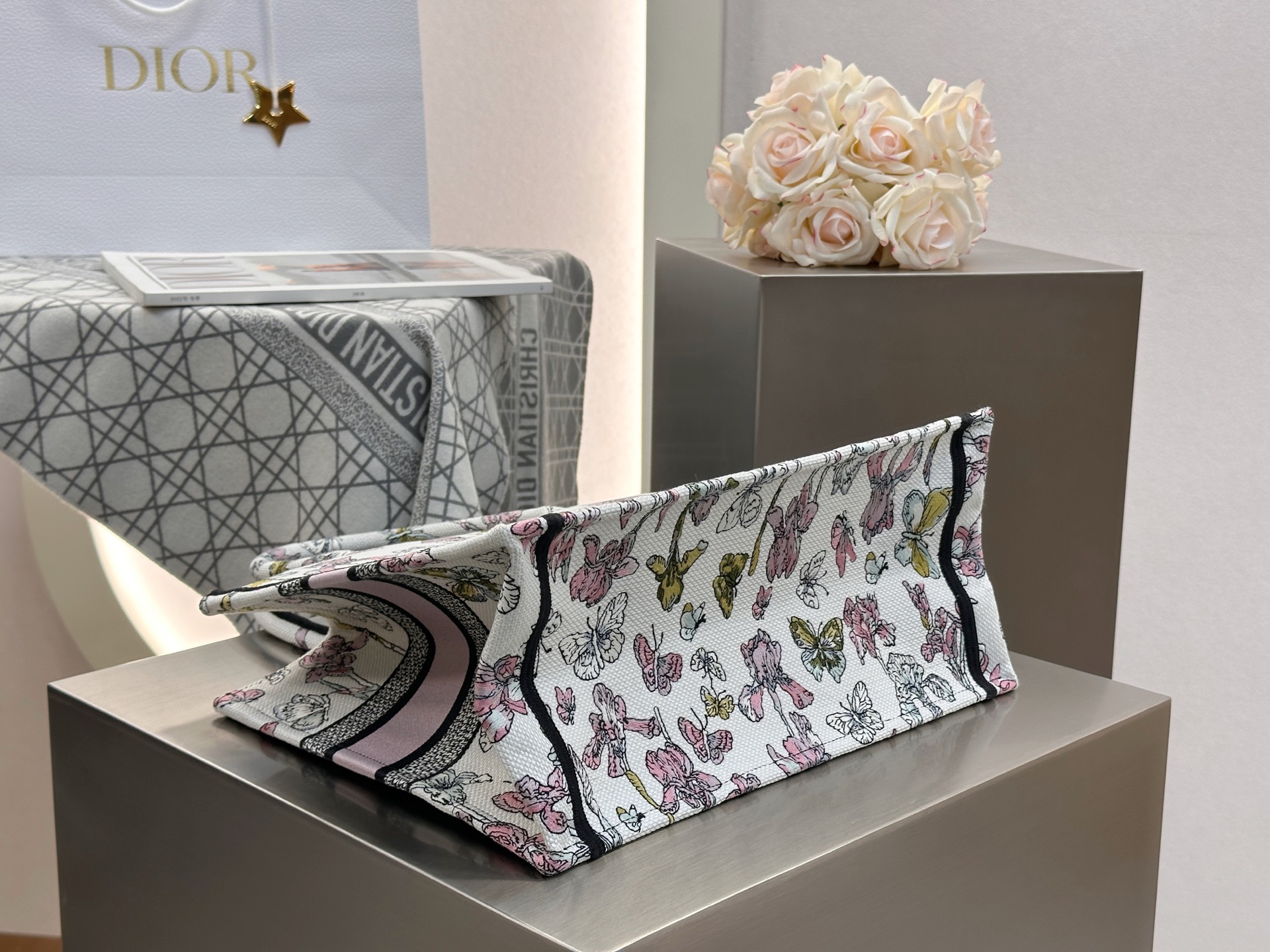 𝗗𝗶𝗼𝗿𝐢𝐯𝐢𝐞𝐫𝐚 𝗕𝗼𝗼𝗸 𝗧𝗼𝘁𝗲 中号托特❗最新款的𝐵𝑜𝑜𝑘 𝑡𝑜𝑡𝑒首发！！彩虹蝴蝶托特中号现