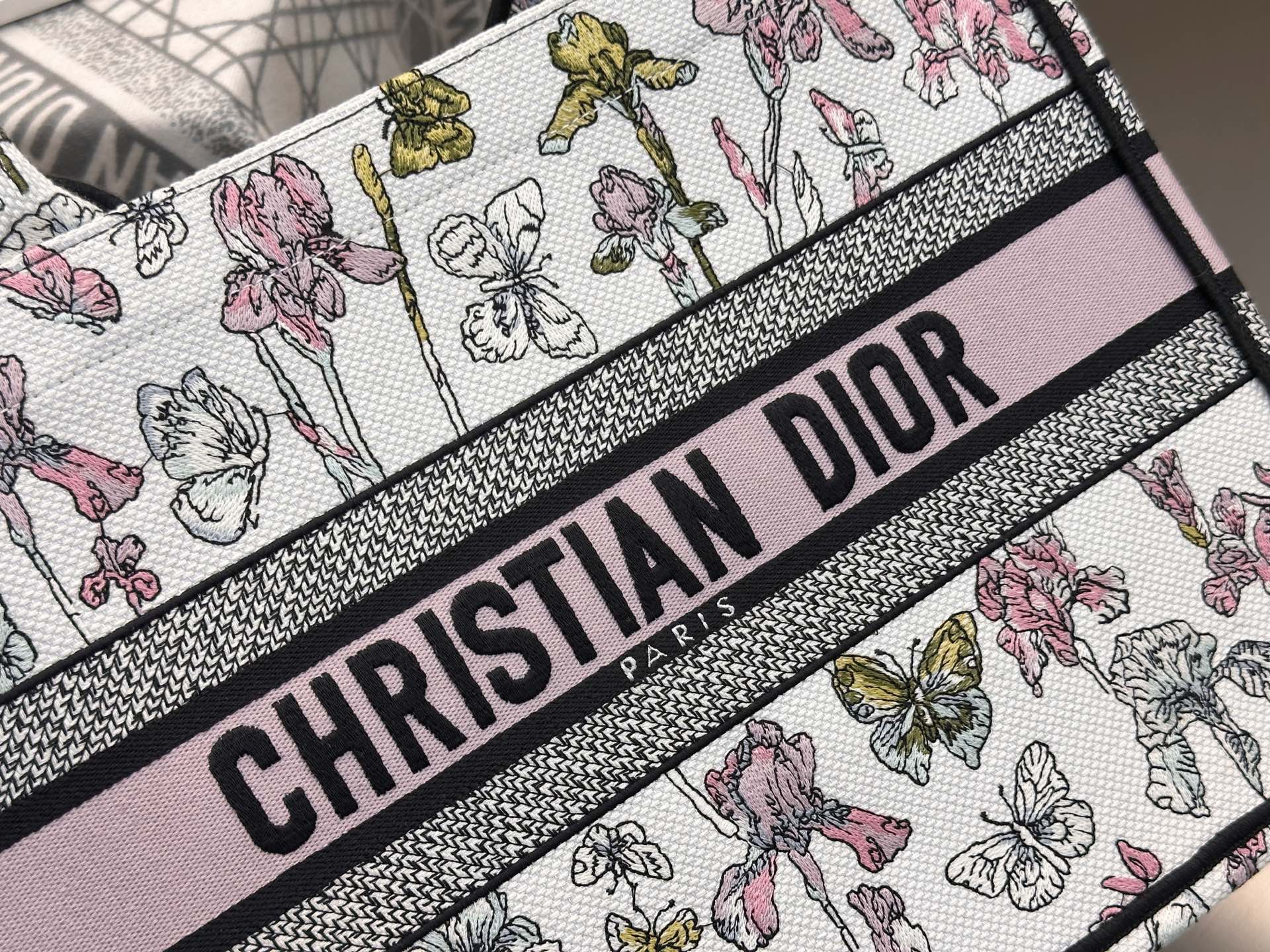 𝗗𝗶𝗼𝗿𝐢𝐯𝐢𝐞𝐫𝐚 𝗕𝗼𝗼𝗸 𝗧𝗼𝘁𝗲 中号托特❗最新款的𝐵𝑜𝑜𝑘 𝑡𝑜𝑡𝑒首发！！彩虹蝴蝶托特中号现