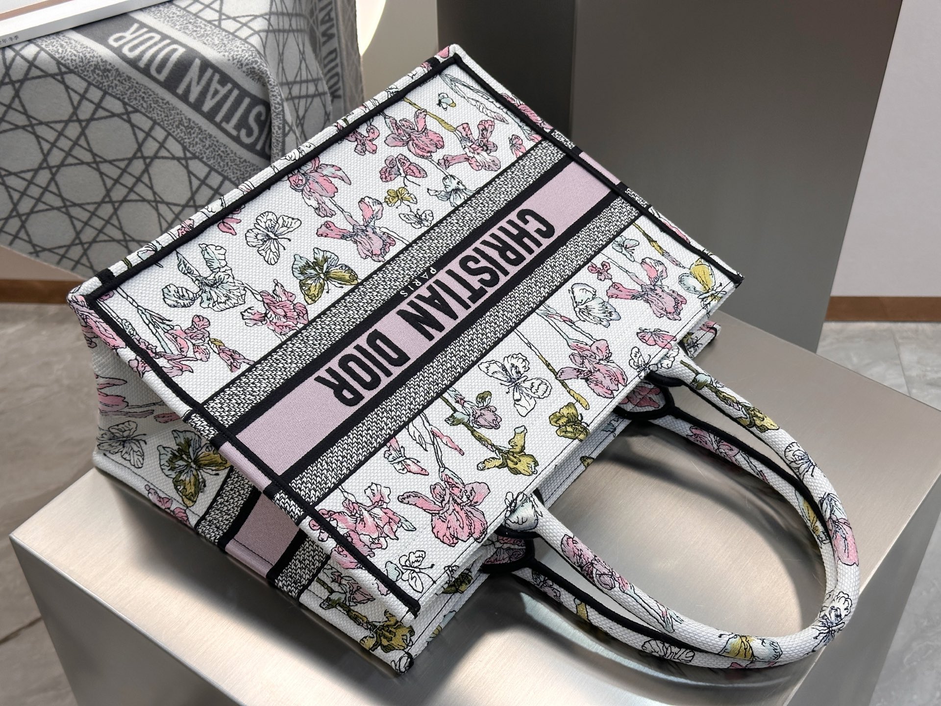 𝗗𝗶𝗼𝗿𝐢𝐯𝐢𝐞𝐫𝐚 𝗕𝗼𝗼𝗸 𝗧𝗼𝘁𝗲 中号托特❗最新款的𝐵𝑜𝑜𝑘 𝑡𝑜𝑡𝑒首发！！彩虹蝴蝶托特中号现