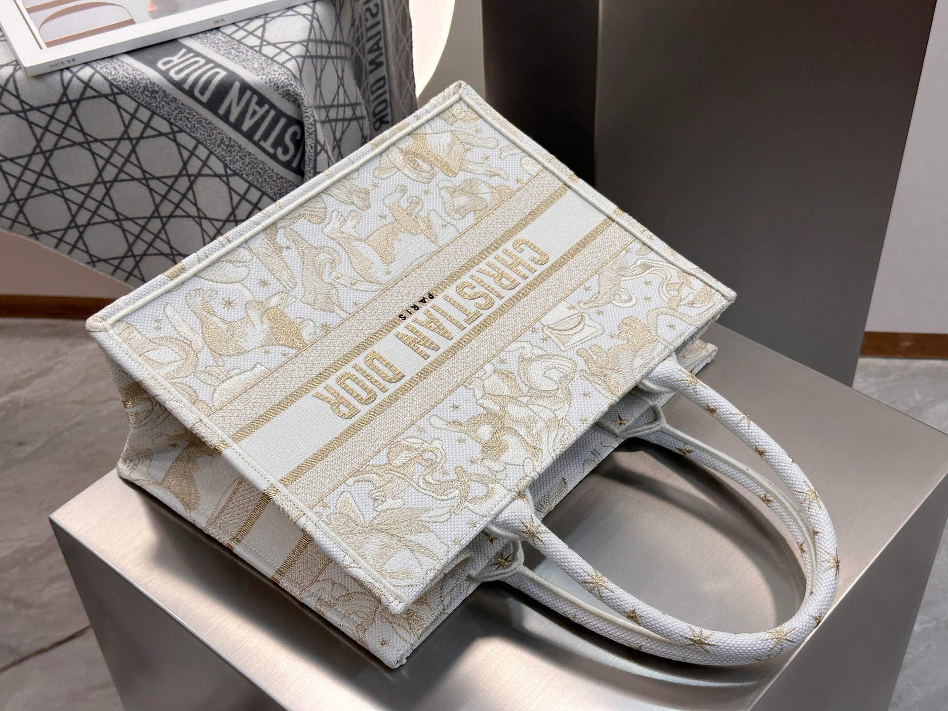 𝗗𝗶𝗼𝗿 𝗕𝗼𝗼𝗸 𝗧𝗼𝘁𝗲 新款中号托特❗最新款的𝐵𝑜𝑜𝑘 𝑡𝑜𝑡𝑒首发！！白金动物中号现货🔥太美了！