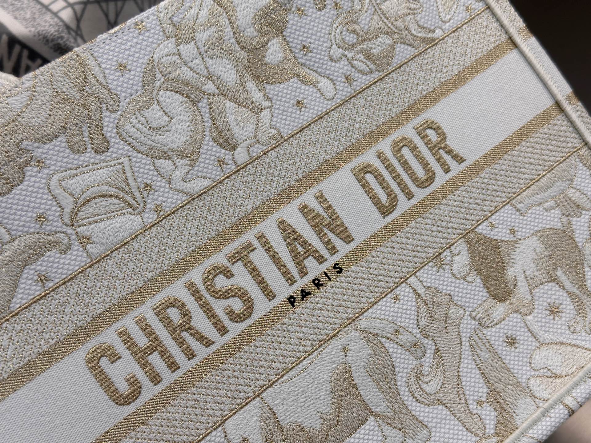 𝗗𝗶𝗼𝗿 𝗕𝗼𝗼𝗸 𝗧𝗼𝘁𝗲 新款中号托特❗最新款的𝐵𝑜𝑜𝑘 𝑡𝑜𝑡𝑒首发！！白金动物中号现货🔥太美了！