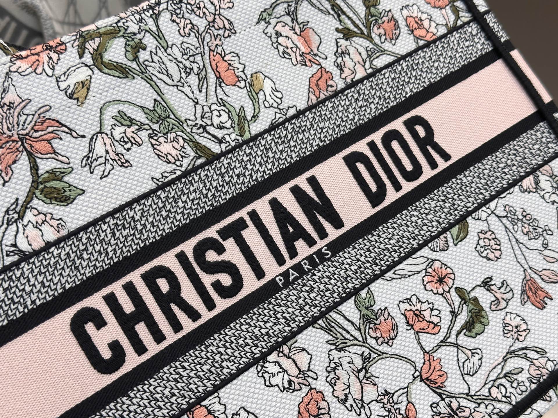 𝗗𝗶𝗼𝗿𝐢𝐯𝐢𝐞𝐫𝐚 𝗕𝗼𝗼𝗸 𝗧𝗼𝘁𝗲 中号托特❗最新款的𝐵𝑜𝑜𝑘 𝑡𝑜𝑡𝑒首发！！粉色花卉托特中号现