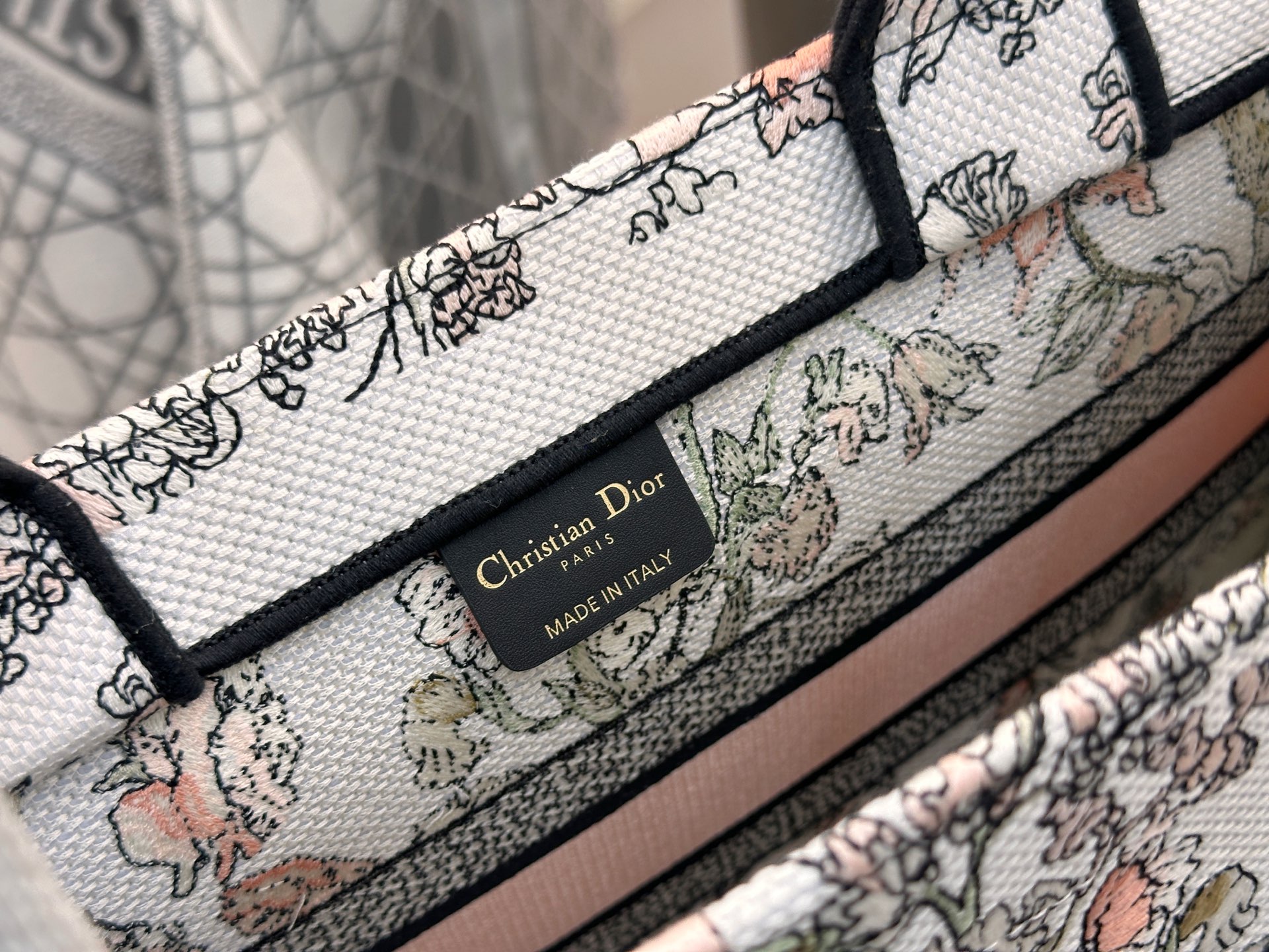 𝗗𝗶𝗼𝗿𝐢𝐯𝐢𝐞𝐫𝐚 𝗕𝗼𝗼𝗸 𝗧𝗼𝘁𝗲 中号托特❗最新款的𝐵𝑜𝑜𝑘 𝑡𝑜𝑡𝑒首发！！粉色花卉托特中号现