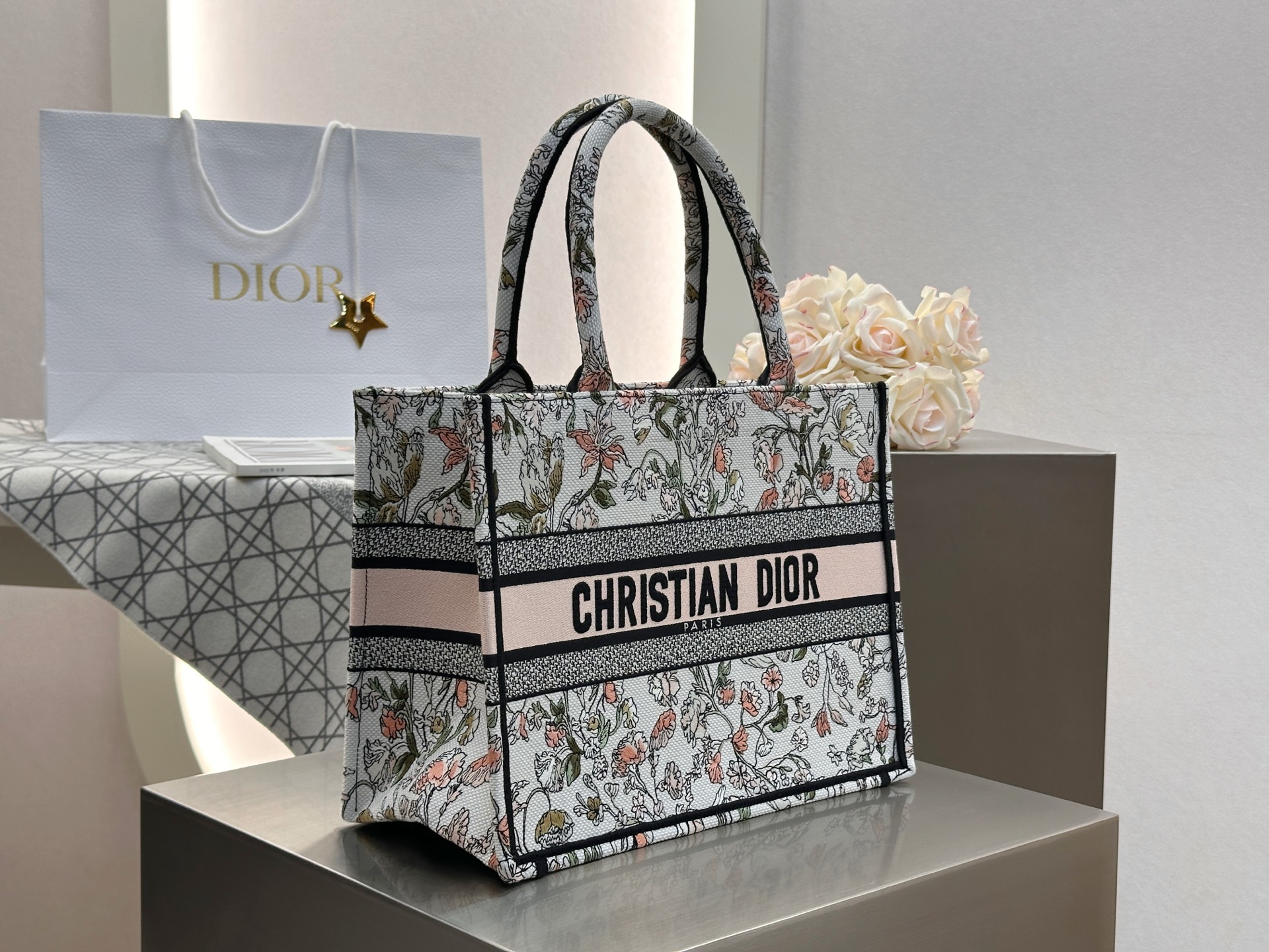 𝗗𝗶𝗼𝗿𝐢𝐯𝐢𝐞𝐫𝐚 𝗕𝗼𝗼𝗸 𝗧𝗼𝘁𝗲 中号托特❗最新款的𝐵𝑜𝑜𝑘 𝑡𝑜𝑡𝑒首发！！粉色花卉托特中号现