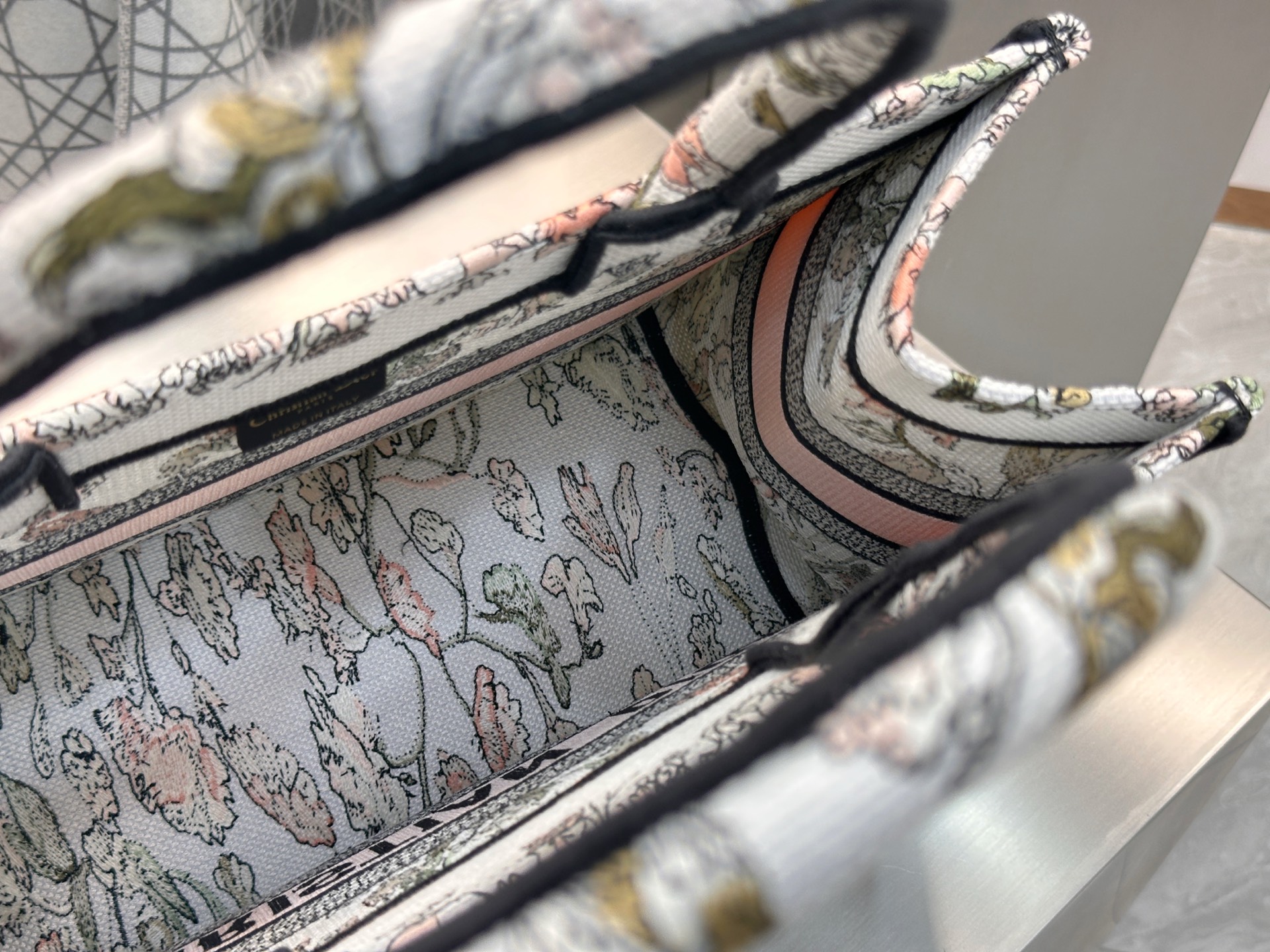 𝗗𝗶𝗼𝗿𝐢𝐯𝐢𝐞𝐫𝐚 𝗕𝗼𝗼𝗸 𝗧𝗼𝘁𝗲 中号托特❗最新款的𝐵𝑜𝑜𝑘 𝑡𝑜𝑡𝑒首发！！粉色花卉托特中号现