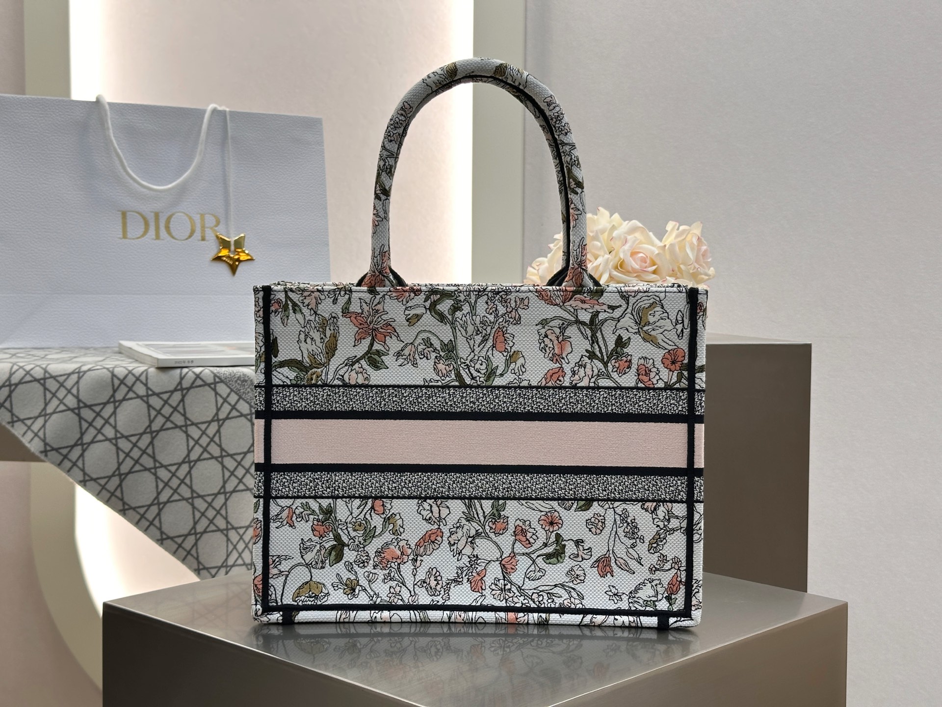 𝗗𝗶𝗼𝗿𝐢𝐯𝐢𝐞𝐫𝐚 𝗕𝗼𝗼𝗸 𝗧𝗼𝘁𝗲 中号托特❗最新款的𝐵𝑜𝑜𝑘 𝑡𝑜𝑡𝑒首发！！粉色花卉托特中号现