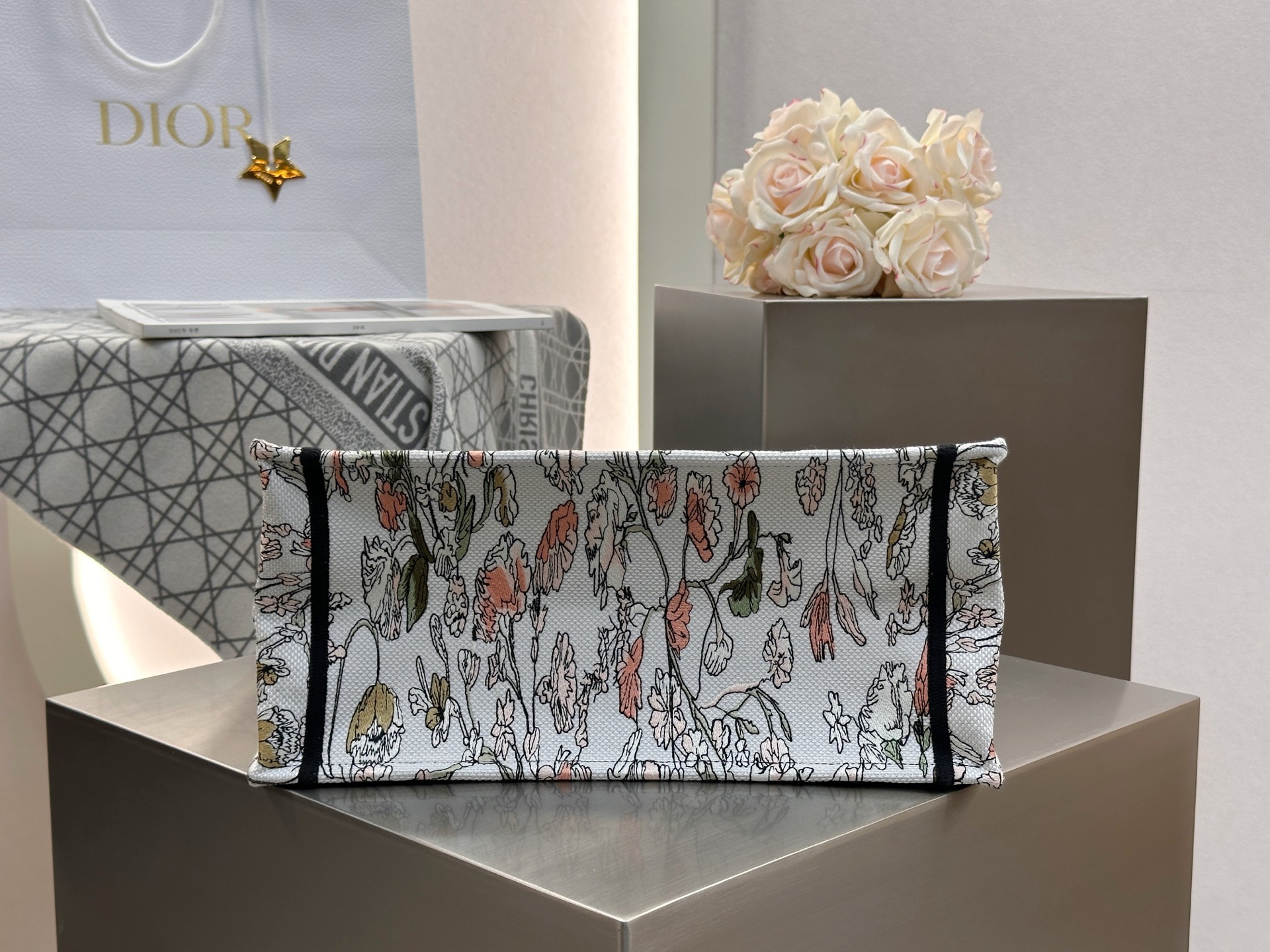 𝗗𝗶𝗼𝗿𝐢𝐯𝐢𝐞𝐫𝐚 𝗕𝗼𝗼𝗸 𝗧𝗼𝘁𝗲 中号托特❗最新款的𝐵𝑜𝑜𝑘 𝑡𝑜𝑡𝑒首发！！粉色花卉托特中号现