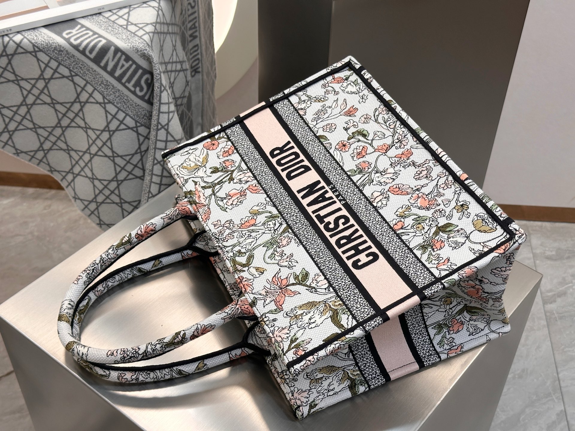 𝗗𝗶𝗼𝗿𝐢𝐯𝐢𝐞𝐫𝐚 𝗕𝗼𝗼𝗸 𝗧𝗼𝘁𝗲 中号托特❗最新款的𝐵𝑜𝑜𝑘 𝑡𝑜𝑡𝑒首发！！粉色花卉托特中号现