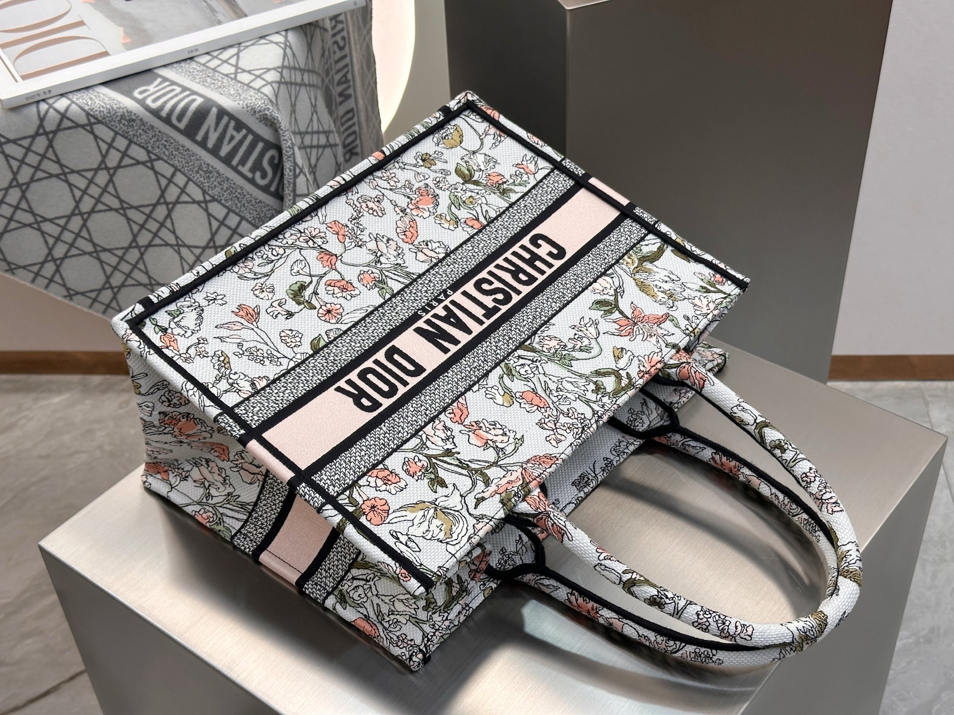 𝗗𝗶𝗼𝗿𝐢𝐯𝐢𝐞𝐫𝐚 𝗕𝗼𝗼𝗸 𝗧𝗼𝘁𝗲 中号托特❗最新款的𝐵𝑜𝑜𝑘 𝑡𝑜𝑡𝑒首发！！粉色花卉托特中号现