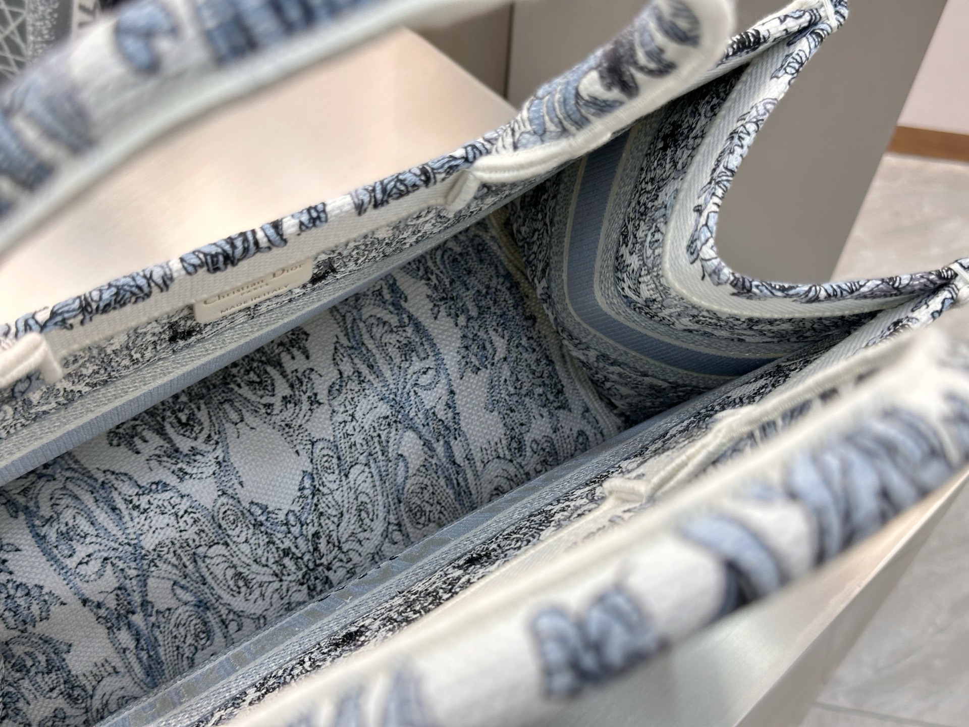 𝗗𝗶𝗼𝗿𝐢𝐯𝐢𝐞𝐫𝐚 𝗕𝗼𝗼𝗸 𝗧𝗼𝘁𝗲 中号托特❗最新款的𝐵𝑜𝑜𝑘 𝑡𝑜𝑡𝑒首发！！蓝色星星托特中号现