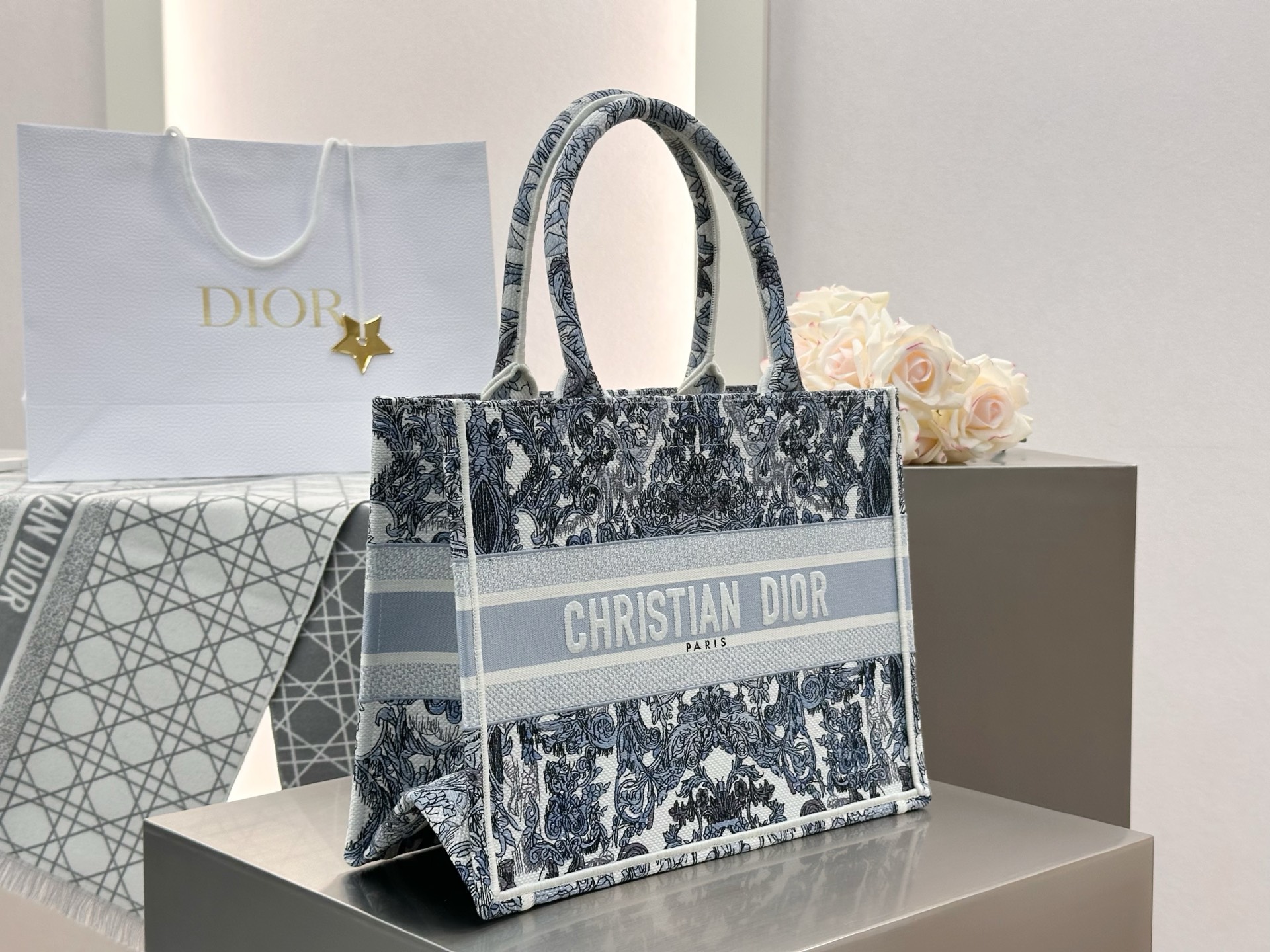 𝗗𝗶𝗼𝗿𝐢𝐯𝐢𝐞𝐫𝐚 𝗕𝗼𝗼𝗸 𝗧𝗼𝘁𝗲 中号托特❗最新款的𝐵𝑜𝑜𝑘 𝑡𝑜𝑡𝑒首发！！蓝色星星托特中号现