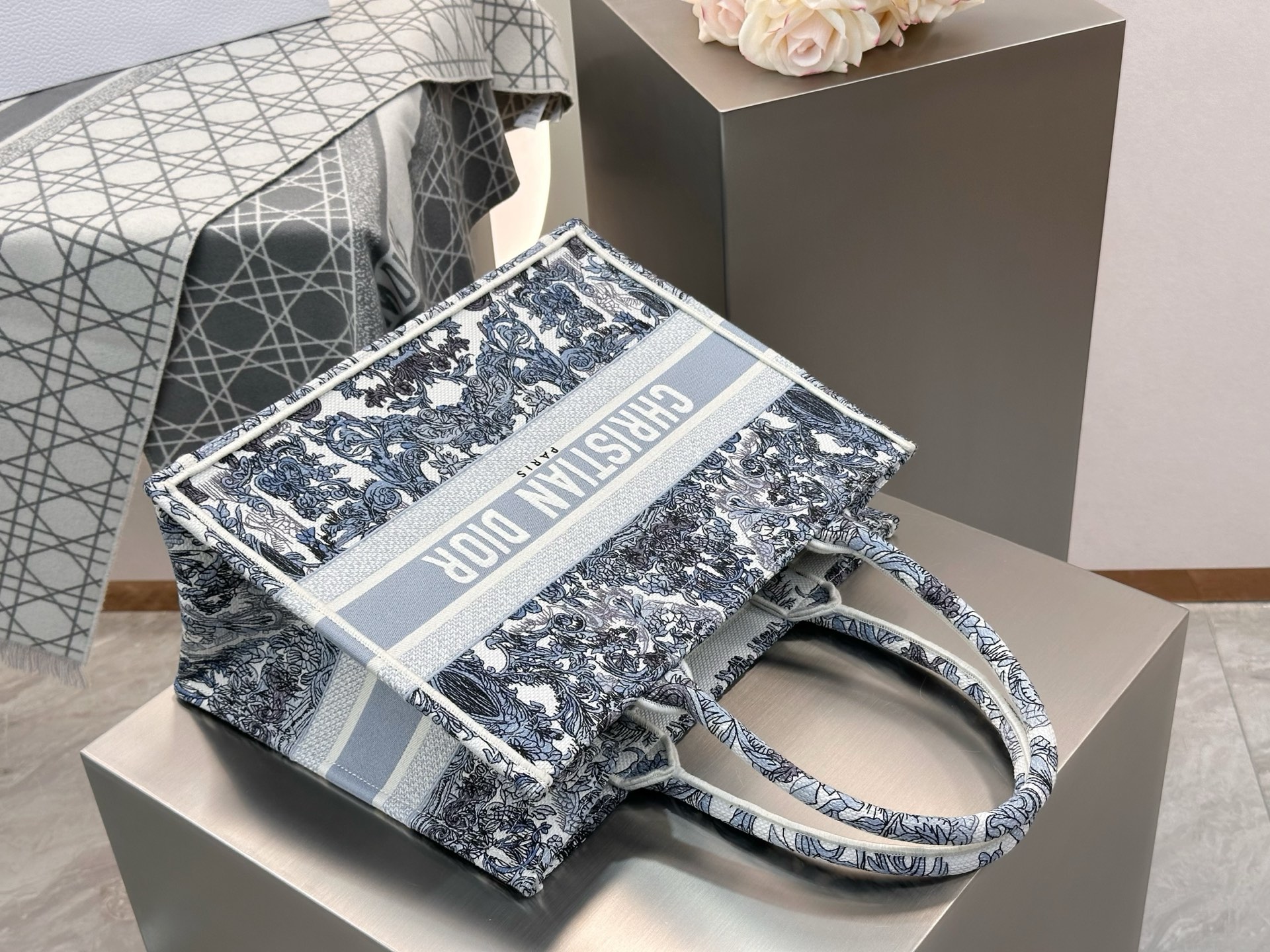 𝗗𝗶𝗼𝗿𝐢𝐯𝐢𝐞𝐫𝐚 𝗕𝗼𝗼𝗸 𝗧𝗼𝘁𝗲 中号托特❗最新款的𝐵𝑜𝑜𝑘 𝑡𝑜𝑡𝑒首发！！蓝色星星托特中号现