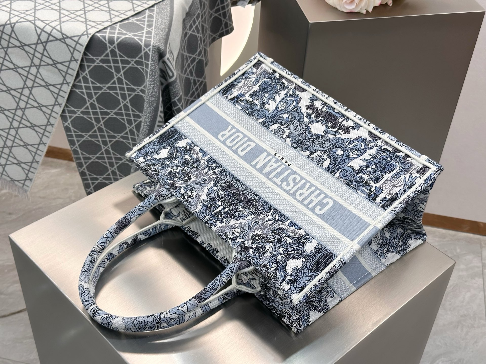 𝗗𝗶𝗼𝗿𝐢𝐯𝐢𝐞𝐫𝐚 𝗕𝗼𝗼𝗸 𝗧𝗼𝘁𝗲 中号托特❗最新款的𝐵𝑜𝑜𝑘 𝑡𝑜𝑡𝑒首发！！蓝色星星托特中号现