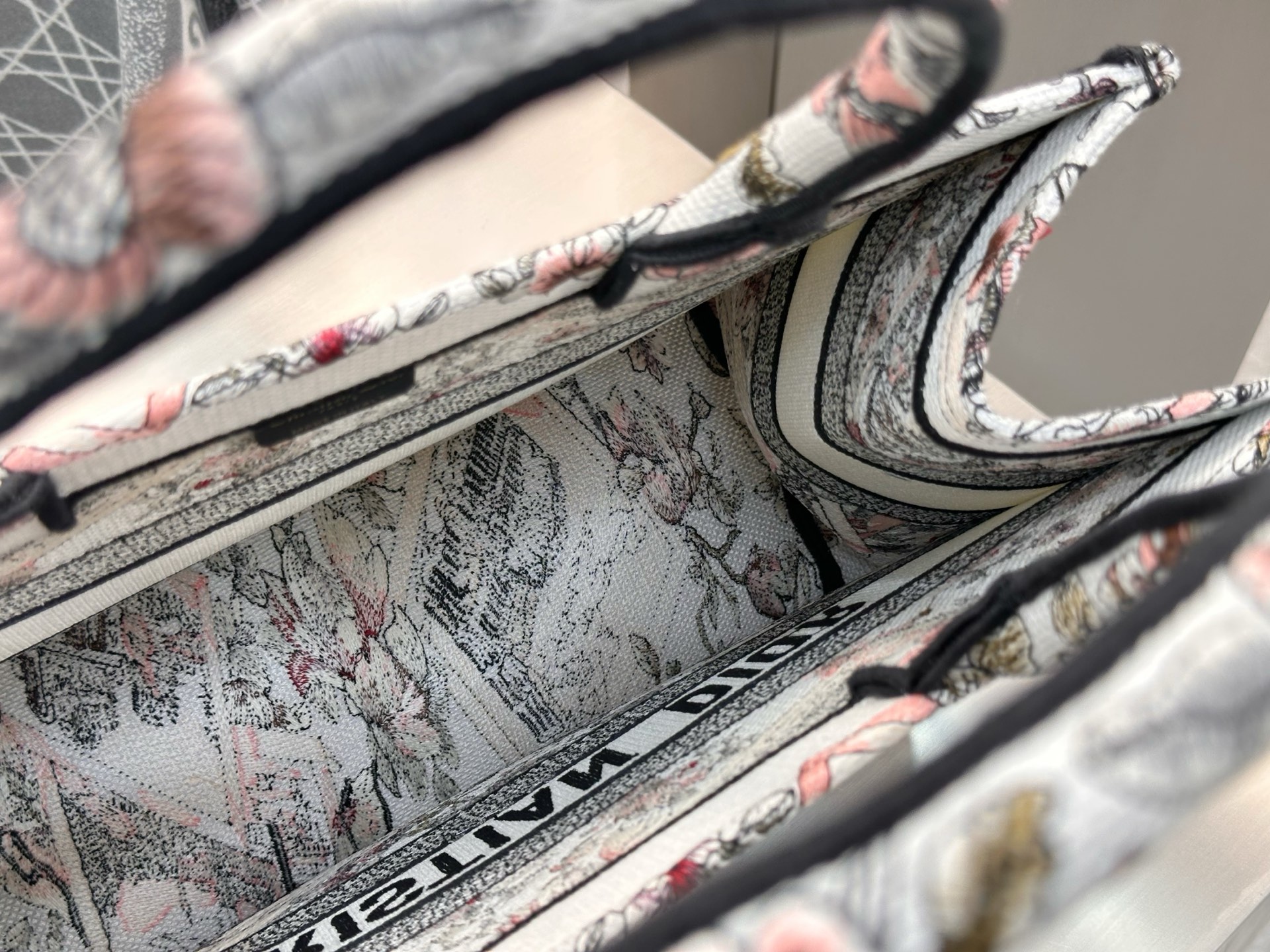 𝗗𝗶𝗼𝗿 𝗕𝗼𝗼𝗸 𝗧𝗼𝘁𝗲 新款中号托特❗粉色罗马建筑花卉中号现货🔥最新款的𝐵𝑜𝑜𝑘 𝑡𝑜𝑡𝑒首发！！