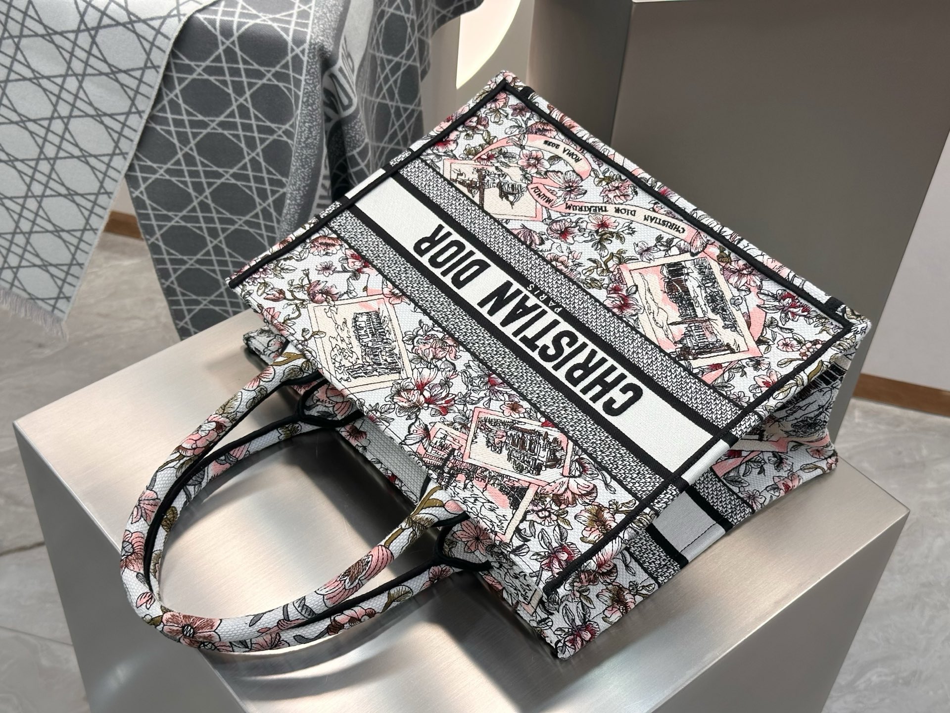 𝗗𝗶𝗼𝗿 𝗕𝗼𝗼𝗸 𝗧𝗼𝘁𝗲 新款中号托特❗粉色罗马建筑花卉中号现货🔥最新款的𝐵𝑜𝑜𝑘 𝑡𝑜𝑡𝑒首发！！